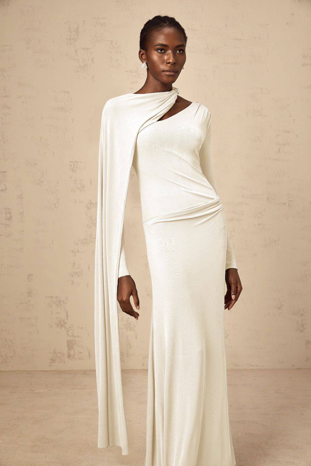 Vestido largo ajustado Josette en color blanco con diseño diagonal, ideal para ocasiones elegantes.