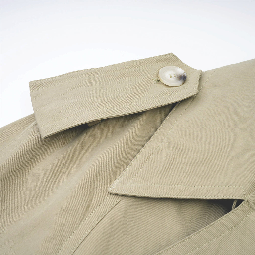 Abrigo trench con cinturón de cintura de la marca MRNewyork, en color clásico, con solapas y cinturón ajustable.