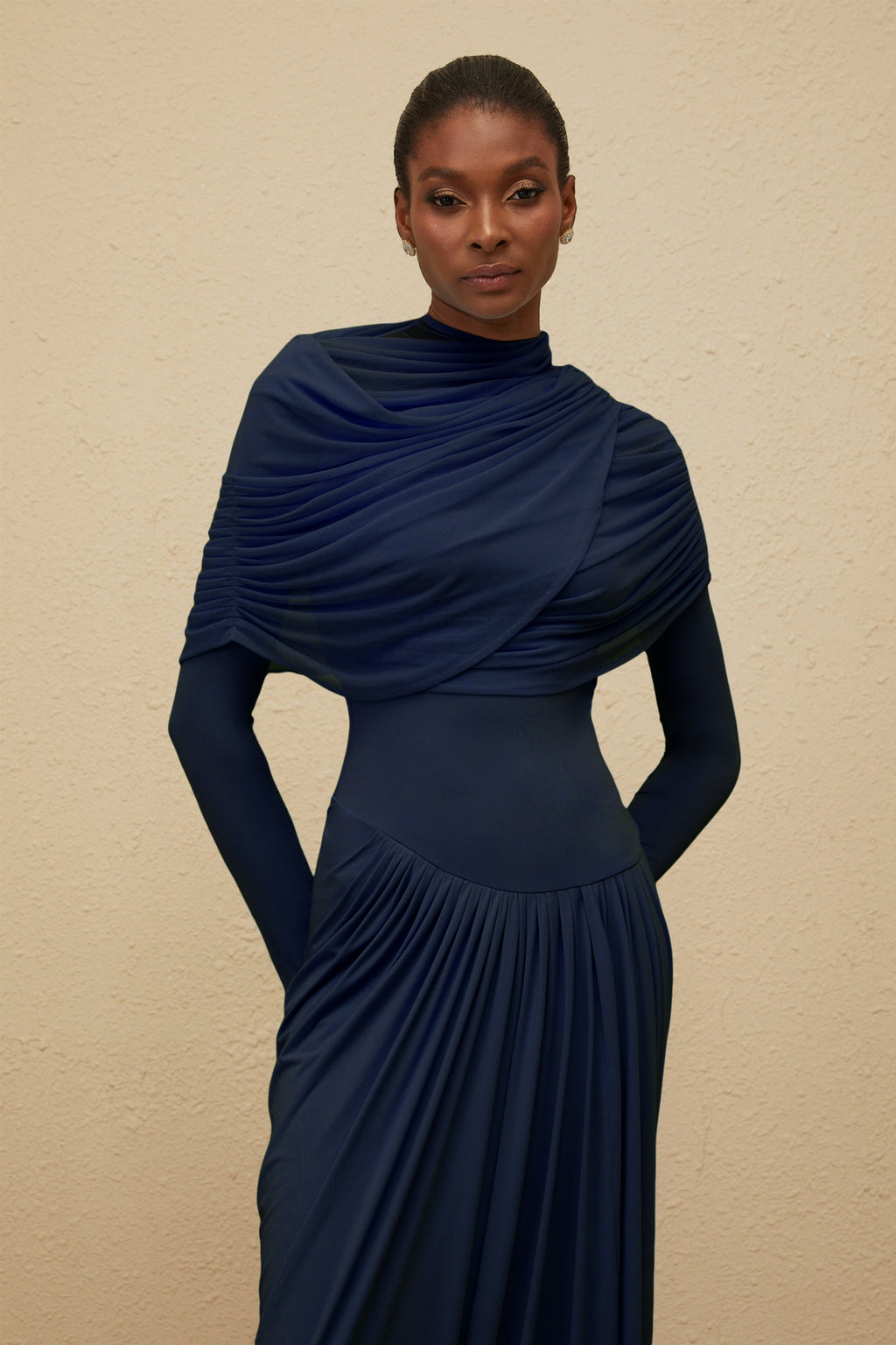 Vestido largo asimétrico con pliegues en azul marino de la marca Final Sale, con mangas largas y diseño elegante para ocasiones especiales.