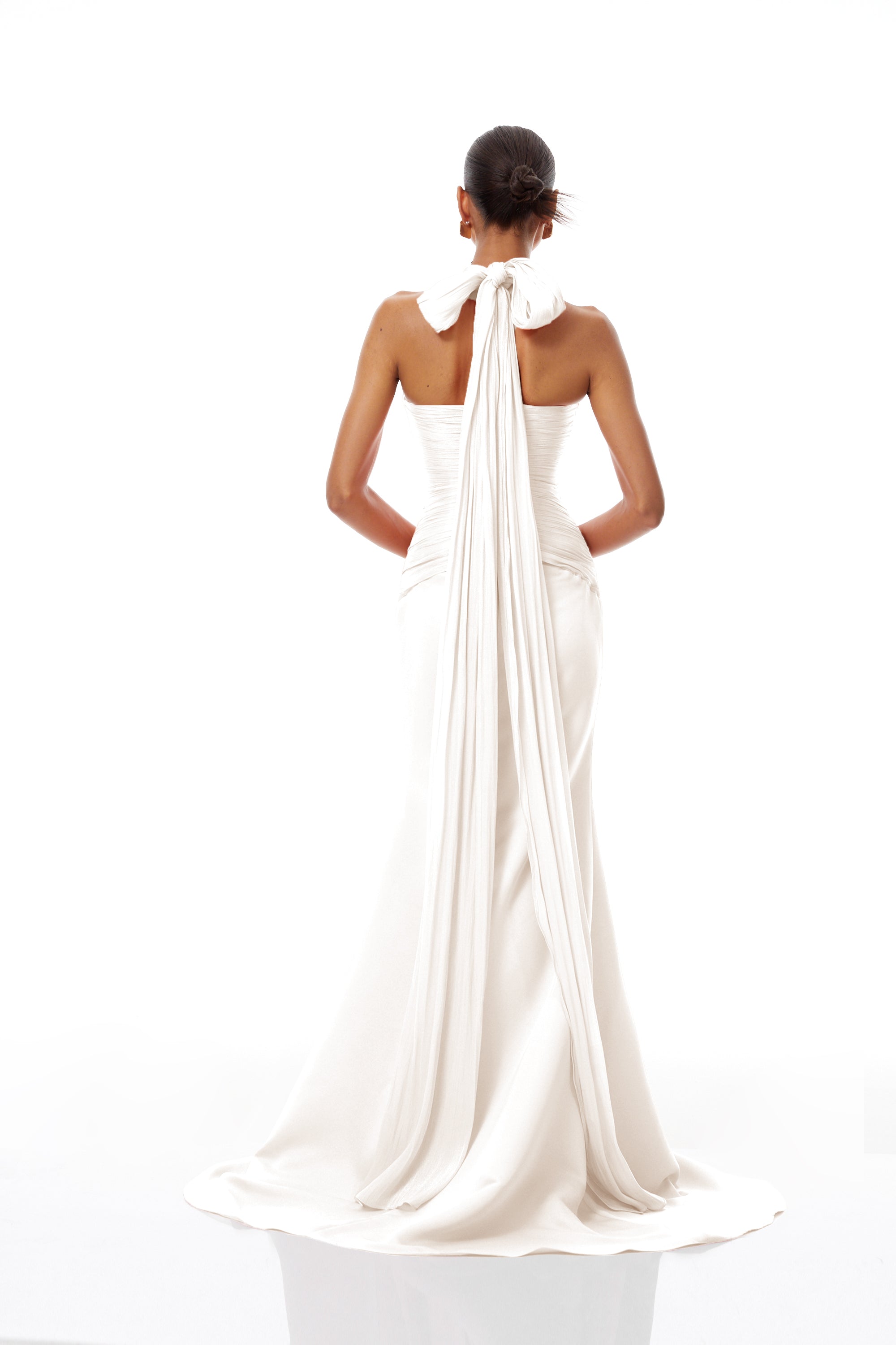 Vestido maxi blanco de diseño con tren y fruncido, estilo Emmeline, para mujer, en tela ligera y elegante.