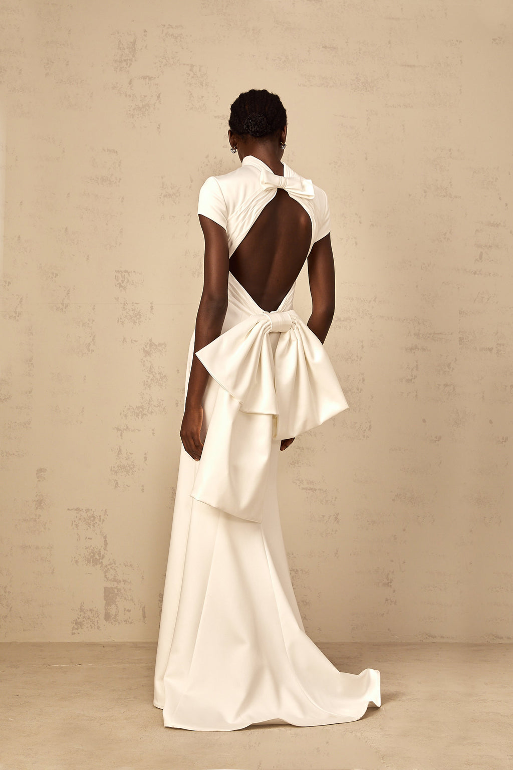 Vestido maxi Camille White con lazo y estilo sirena, de la marca Final Sale, mostrando su diseño elegante y detalles en la imagen.