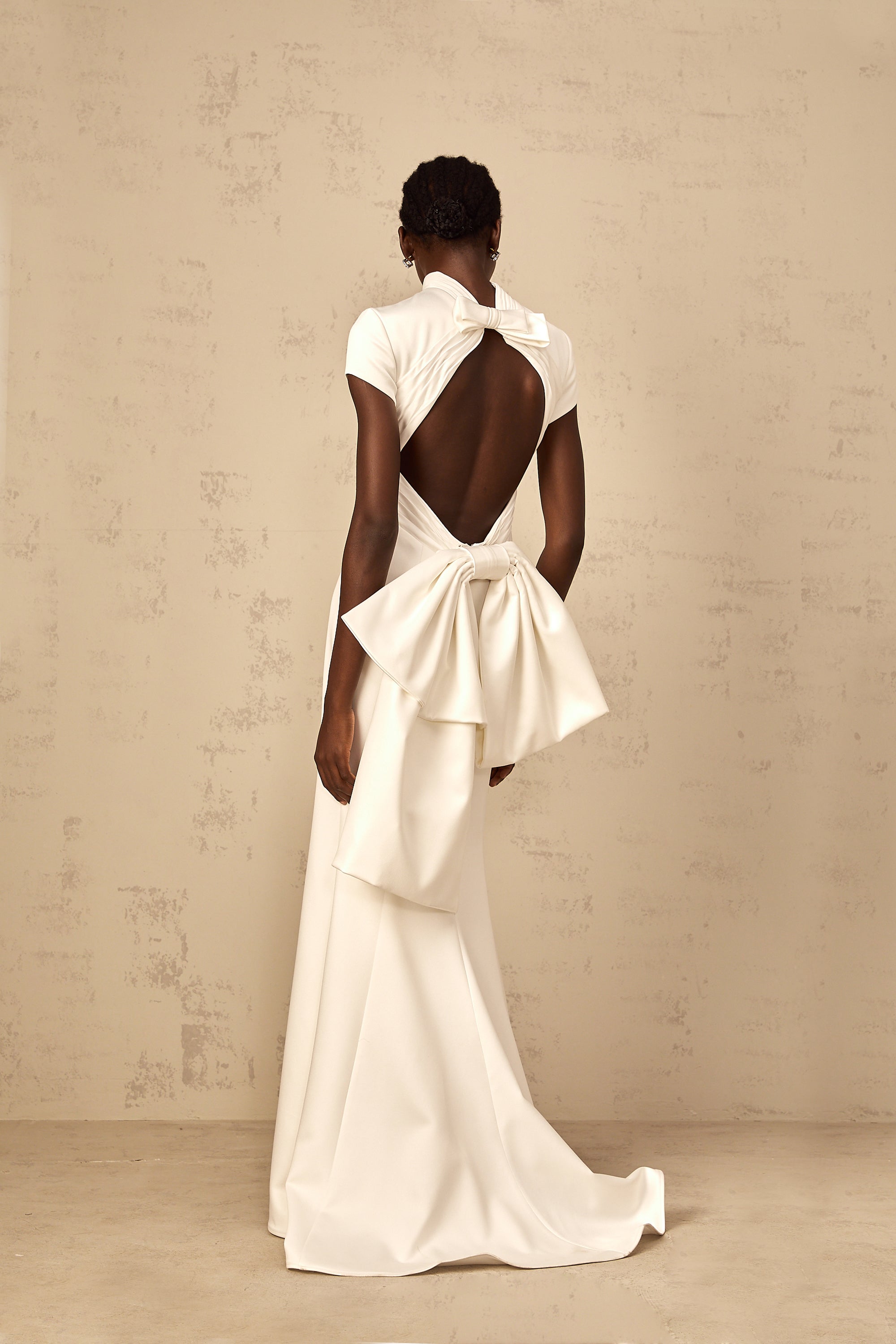 Vestido maxi Camille White con lazo y estilo sirena, de la marca Final Sale, mostrando su diseño elegante y detalles en la imagen.