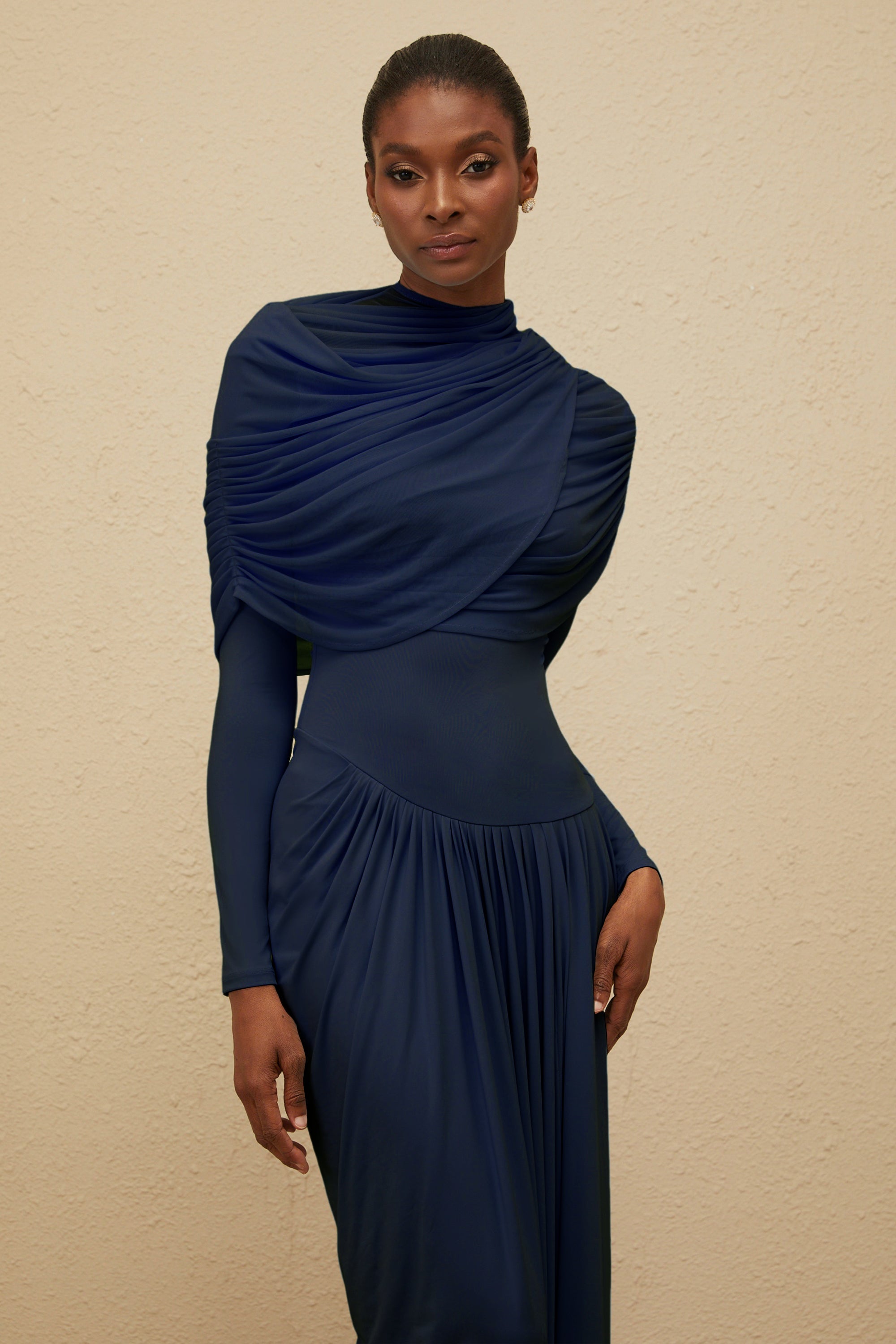 Vestido largo asimétrico azul marino con plisados y mangas largas, de la marca Final Sale, estilo maxi y elegante.