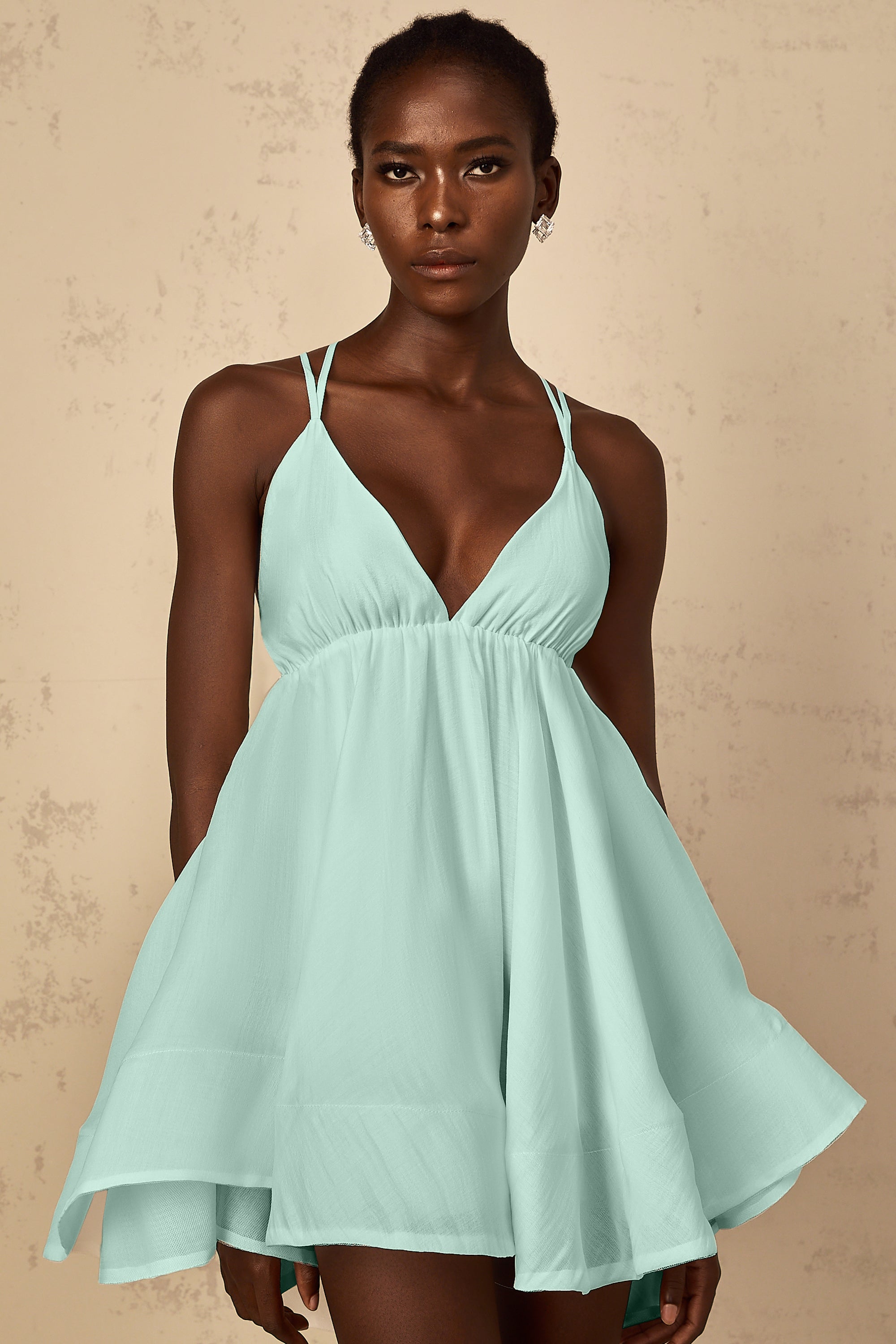 Vestido mini verde Quincie con frunces y volantes, diseño ajustado y moderno, para ocasiones casuales o elegantes.