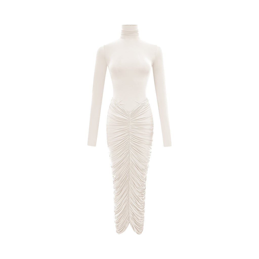 Vestido midi ajustado y fruncido en blanco de Charitina, diseño elegante y ceñido al cuerpo, para ocasiones especiales.