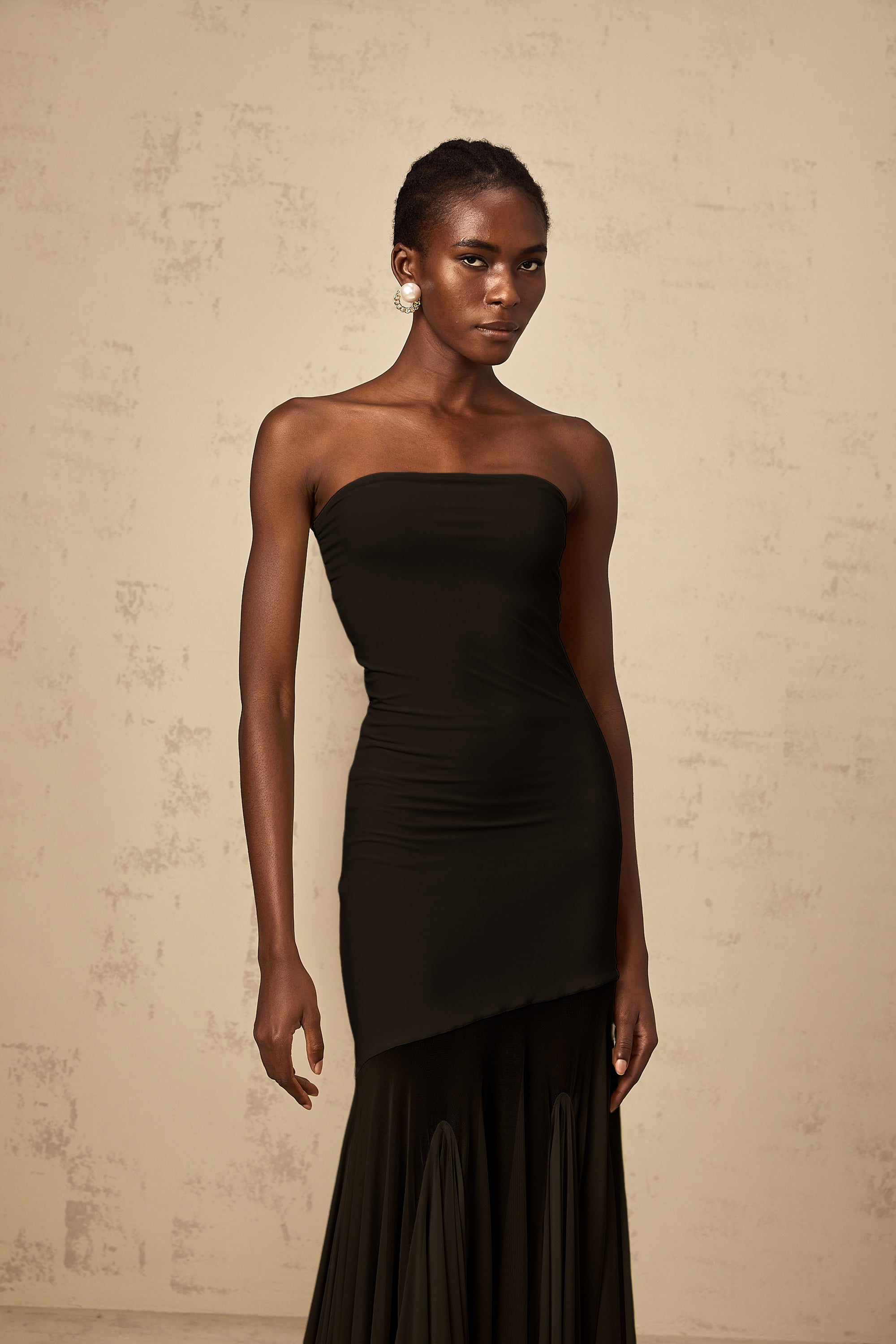 Vestido maxi negro de hombro descubierto y tul transparente de la marca Final Sale, con diseño elegante y fluido.