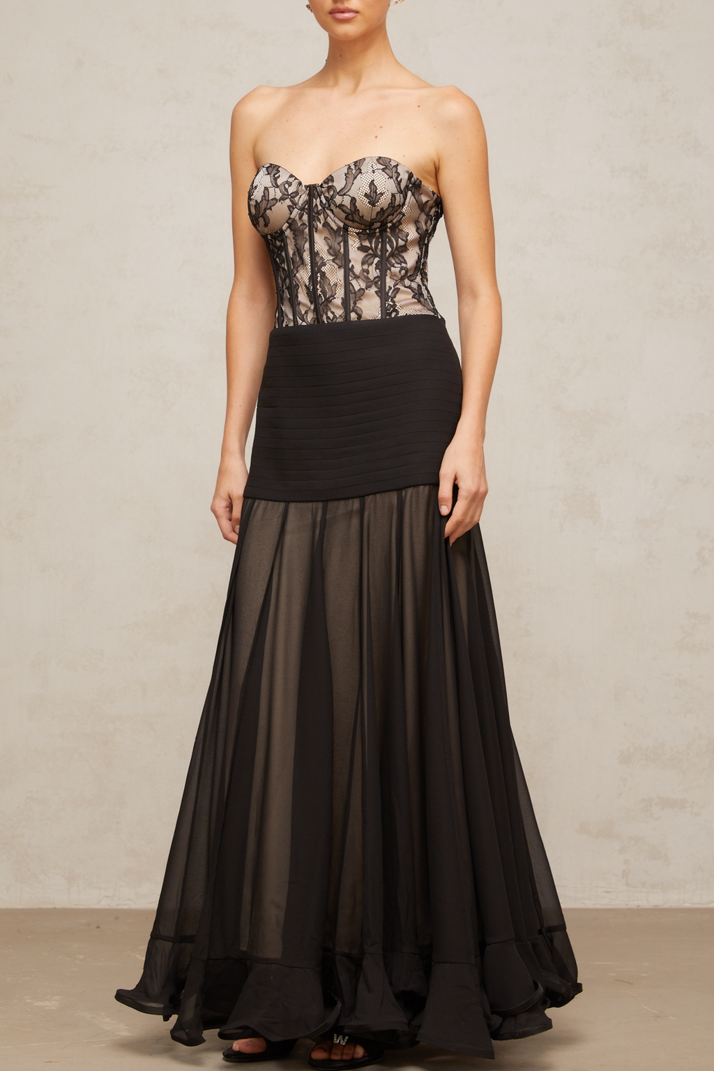 Vestido largo de encaje negro Pétunia de Final Sale con volantes, estilo maxi y detalles delicados en encaje en la parte superior.