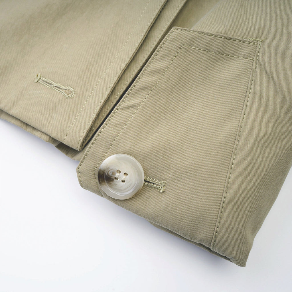 Abrigo trench con cinturón de la marca MRNewyork, estilo clásico con cinturilla ajustable y tejido resistente en color neutro