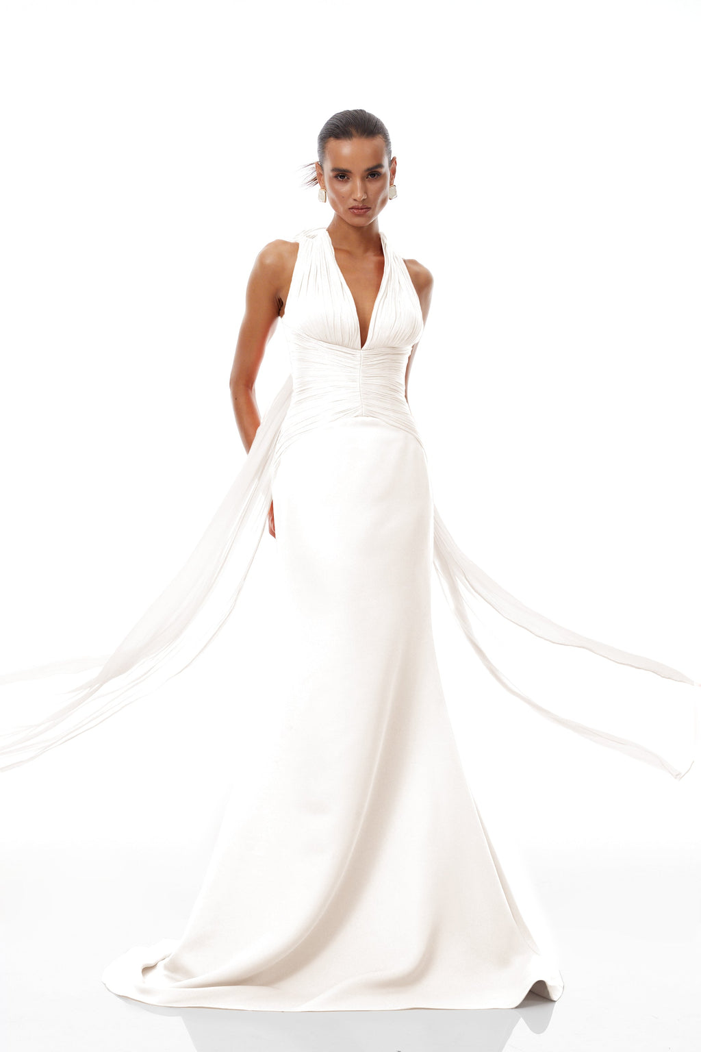 Vestido maxi blanco de diseño con tren y fruncido de la marca Final Sale, con estilo elegante y detalles recogidos.