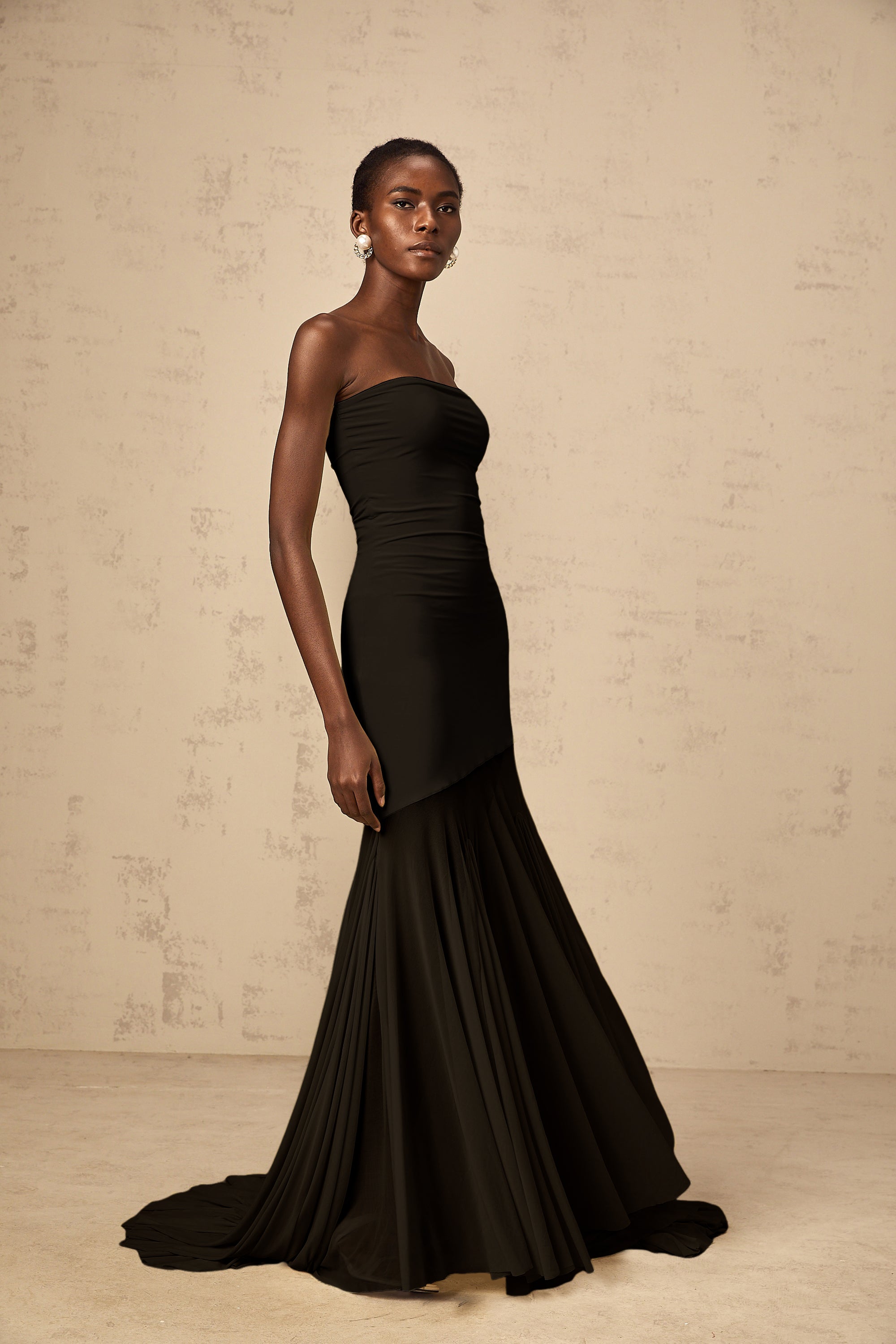 Vestido largo negro con hombros descubiertos y tul transparente, diseño elegante de Josiane para ocasiones especiales.