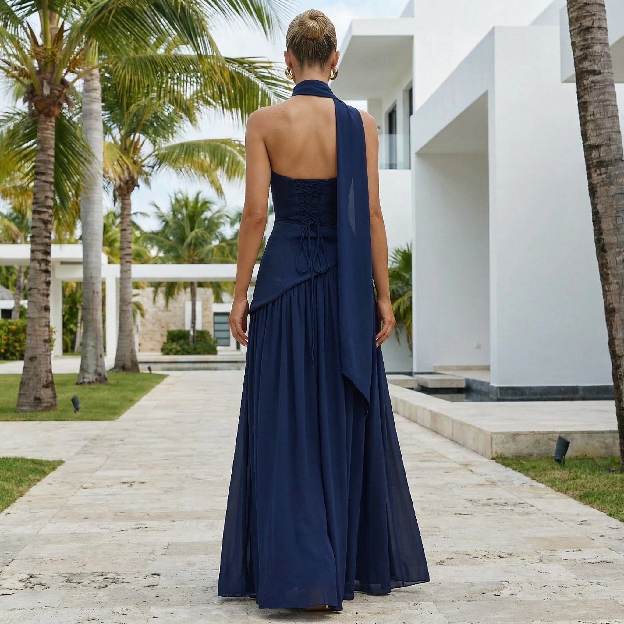 Vestido largo sin tirantes de la marca SLIPPO® con diseño maxi y estilo elegante, visible en la imagen.