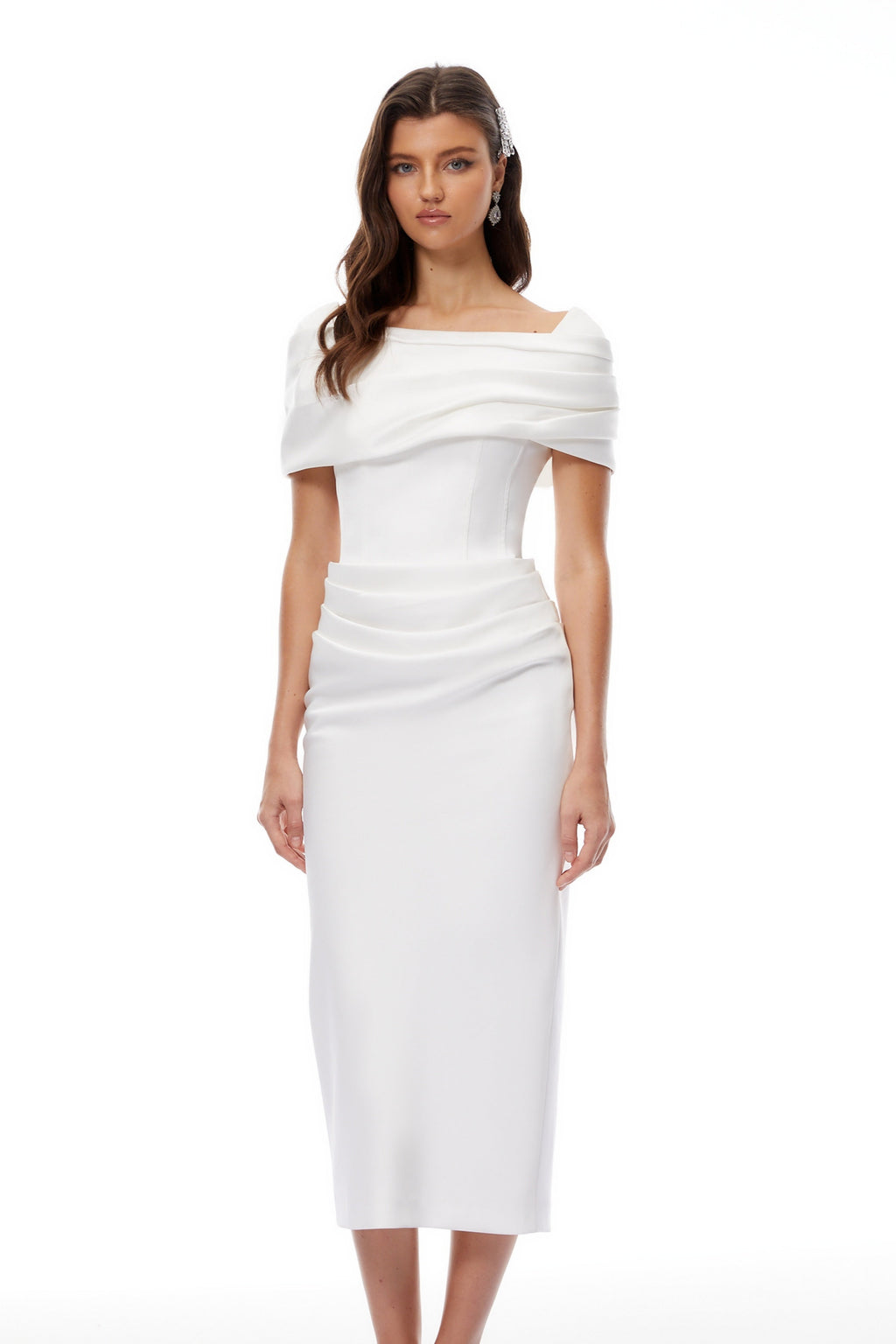 Vestido midi blanco de encaje Bridal Solara con drapeado, sin mangas y corte elegante, mostrado en la imagen.