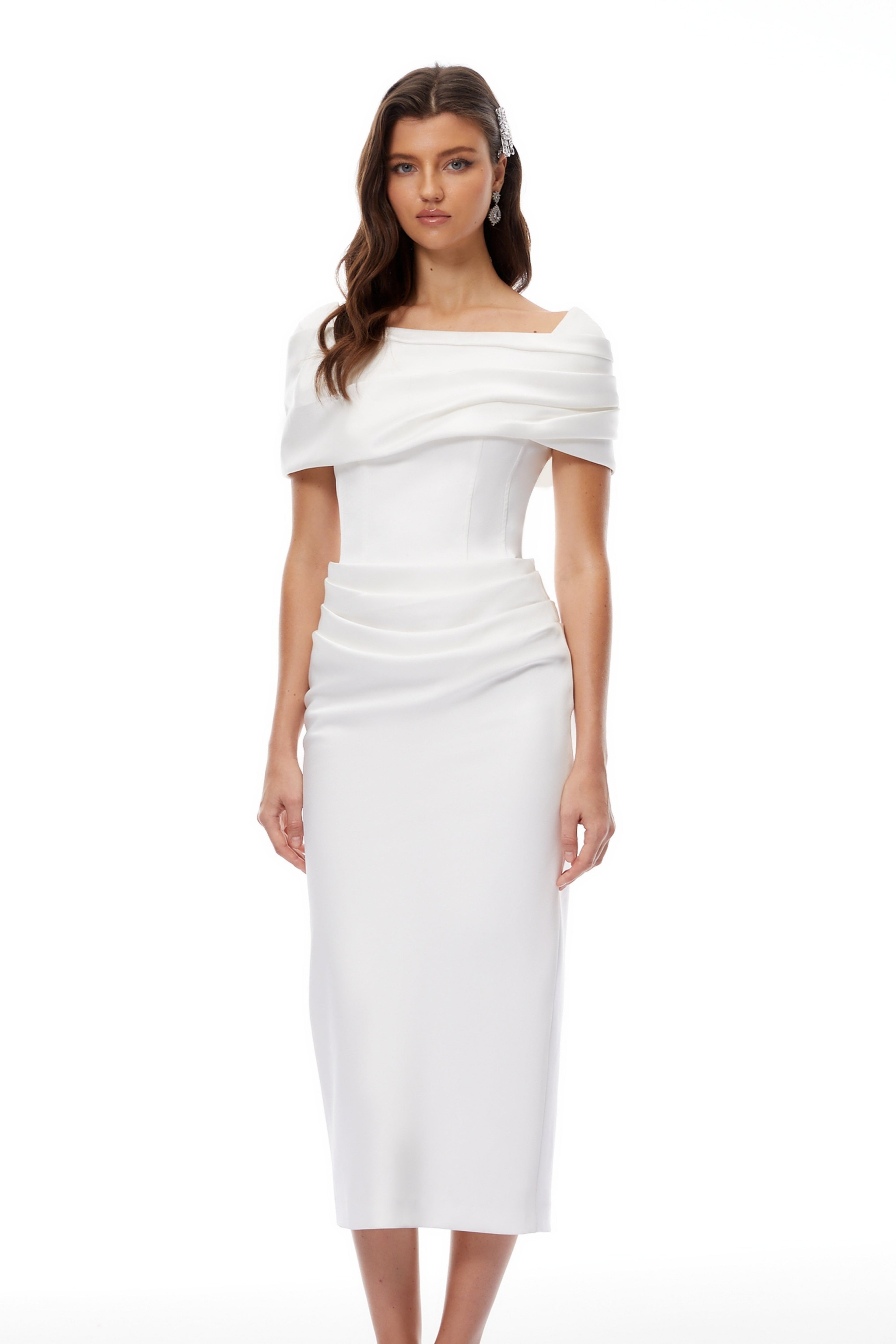 Vestido midi blanco de encaje Bridal Solara con drapeado, sin mangas y corte elegante, mostrado en la imagen.