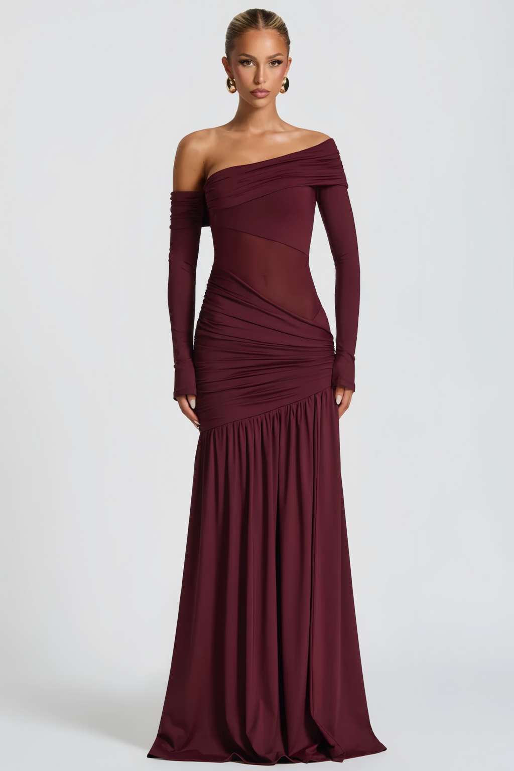 Vestido maxi de un solo hombro en burdeos de Anastasia, con drapeado y estilo elegante, para ocasiones especiales.