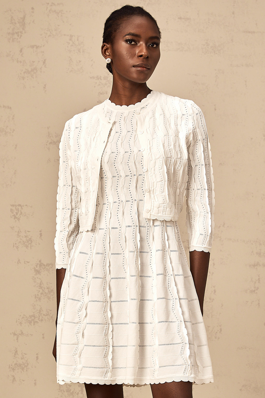Cardigan de punto blanco con volantes Esmée de Final Sale, con detalles ruffled en las mangas y cuello.