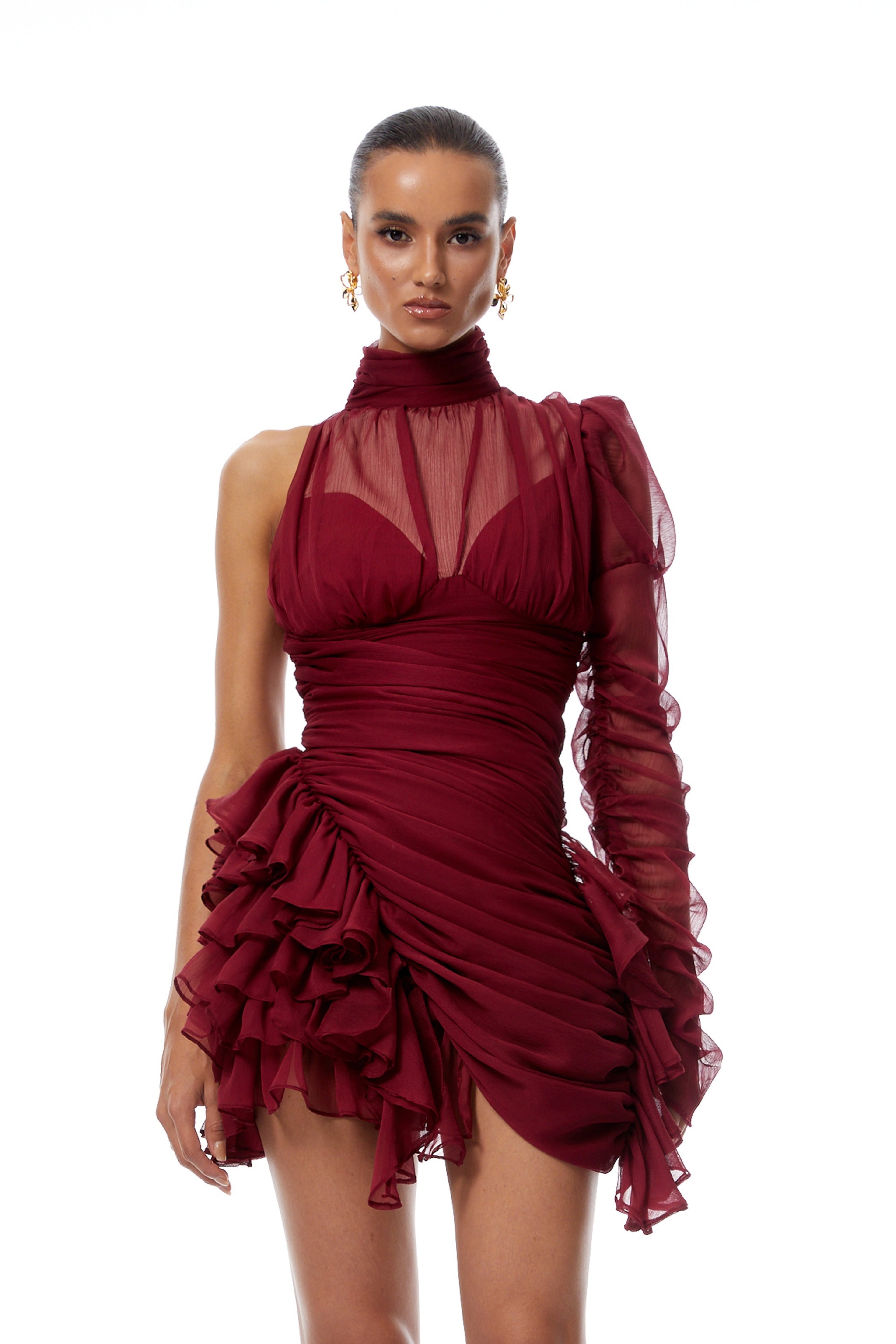 Vestido mini de tul asimétrico y con volantes en color burdeos Éléna de Final Sale, diseño elegante y moderno.