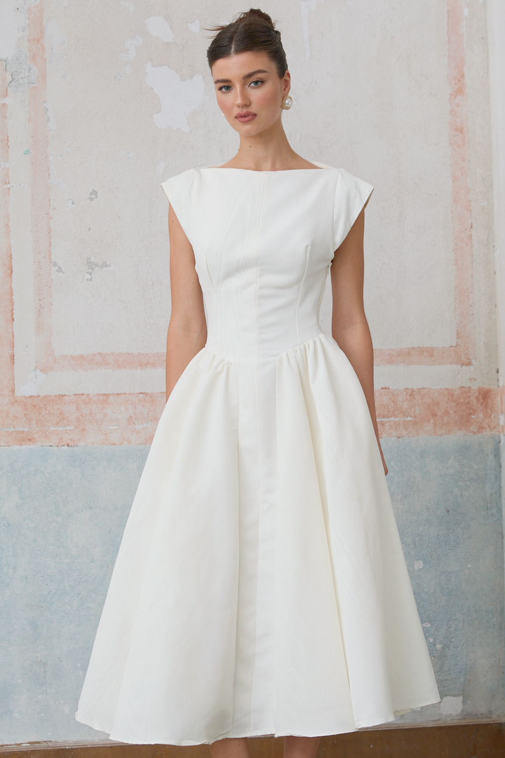 Vestido midi blanco Amandine con espalda abierta y mangas tipo cap, de la marca Final Sale, mostrada en la imagen.