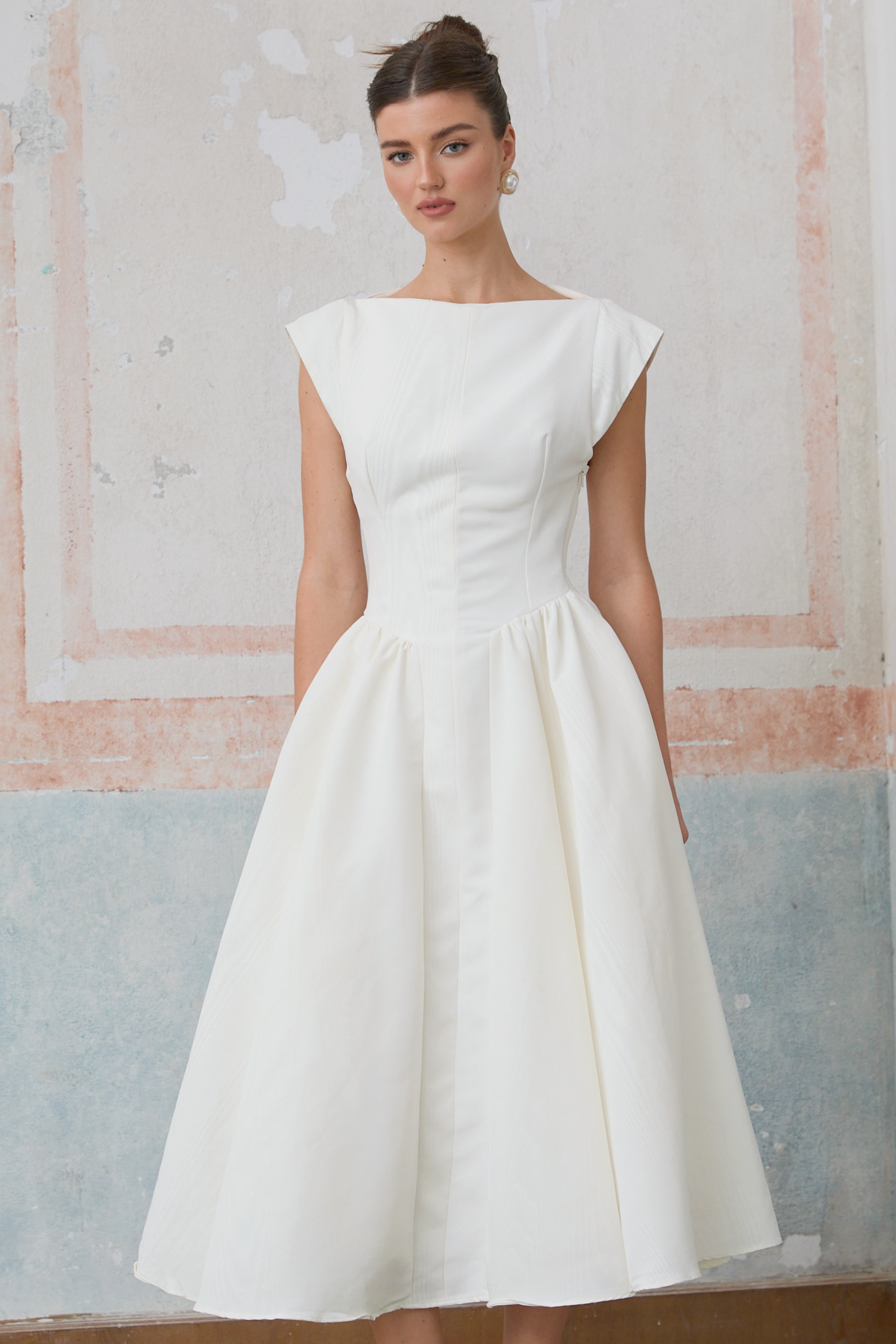 Vestido midi blanco Amandine con espalda abierta y mangas tipo cap, de la marca Final Sale, mostrada en la imagen.