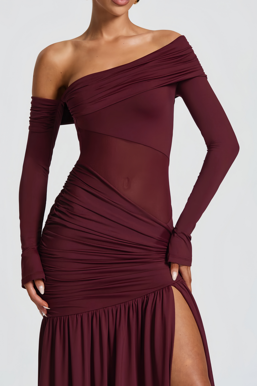 Vestido maxi rojo burdeos de una sola manga Anastasia, con fruncido y estilo elegante, para eventos formales.