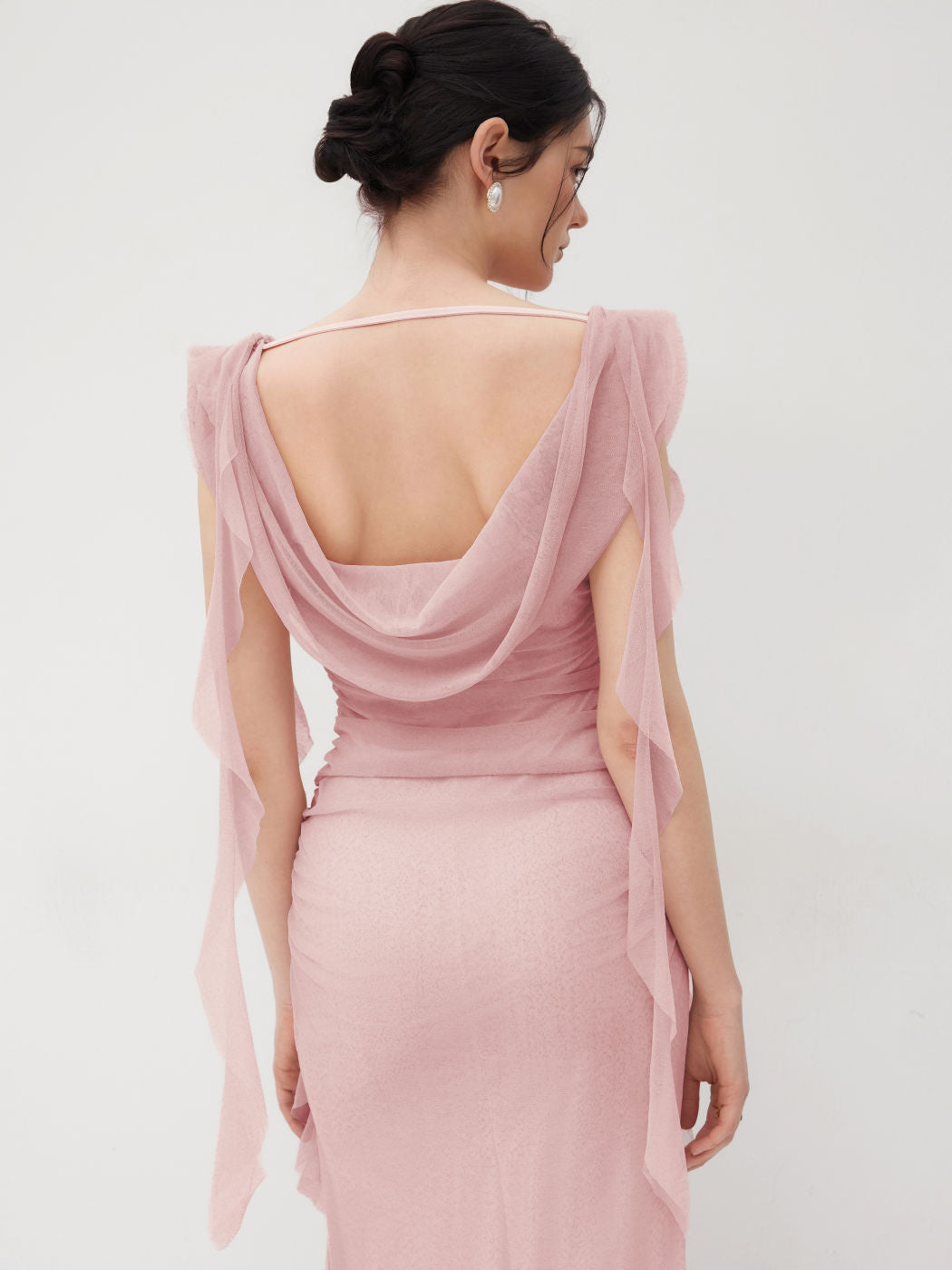 Vestido maxi de cuello redondo IVORY, largo y elegante, con tela fluida y diseño sencillo en color neutro.