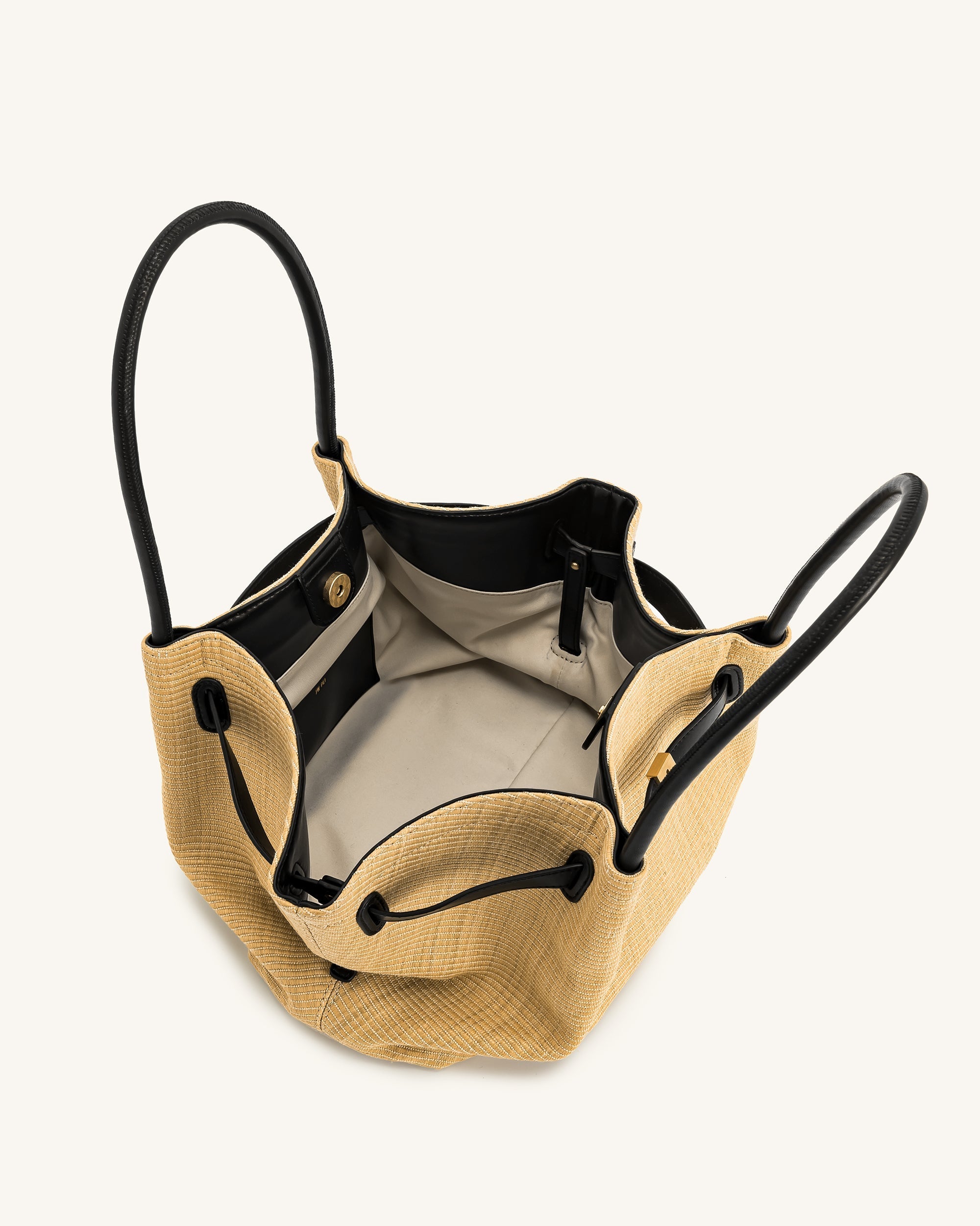 Bolso tote mediano Hana de JW PEI en ratán sintético marrón, con diseño de estilo natural y espacio amplio para uso diario.