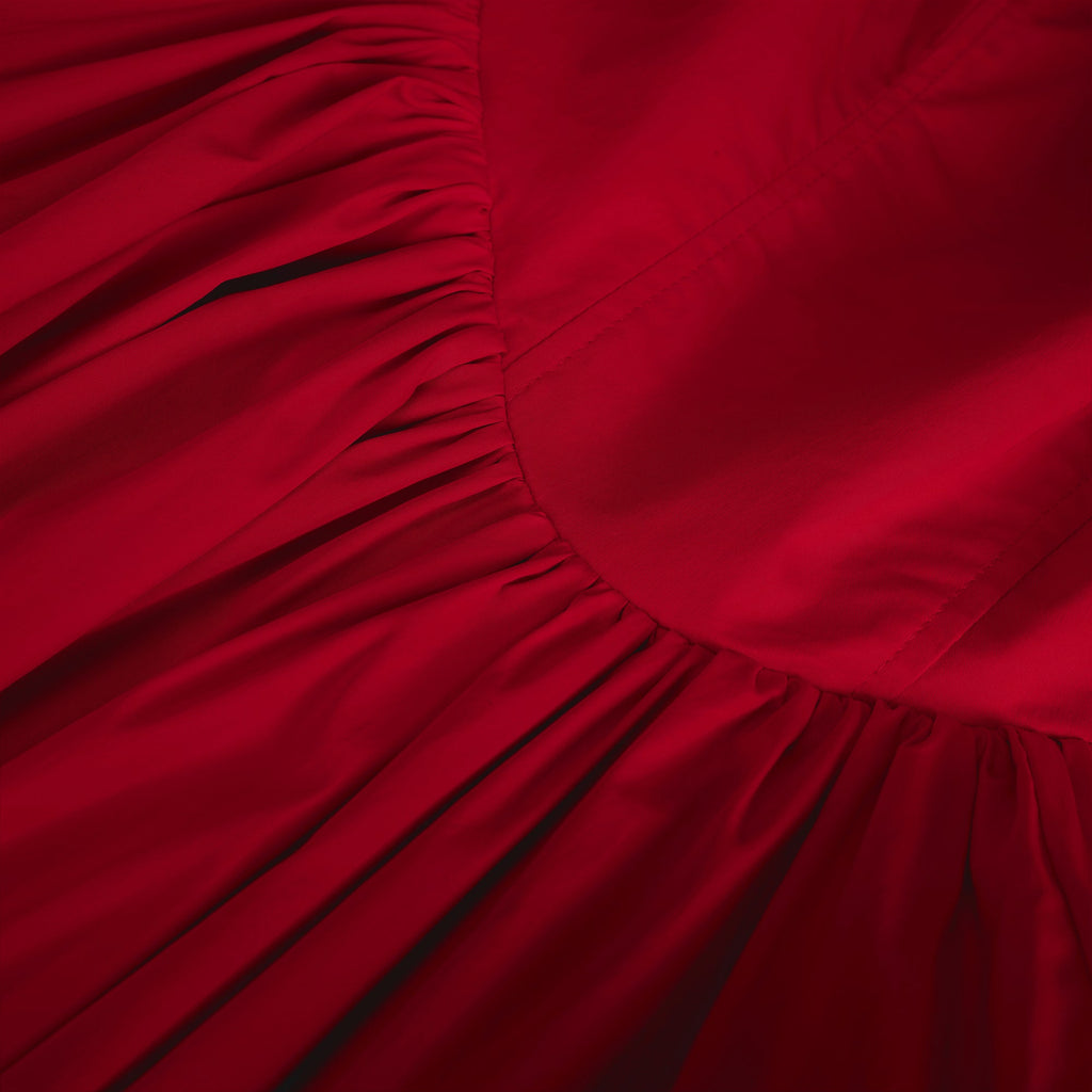 Vestido midi rojo Eponine con dobladillo acampanado en capas, estilo elegante y moderno, para ocasiones especiales.