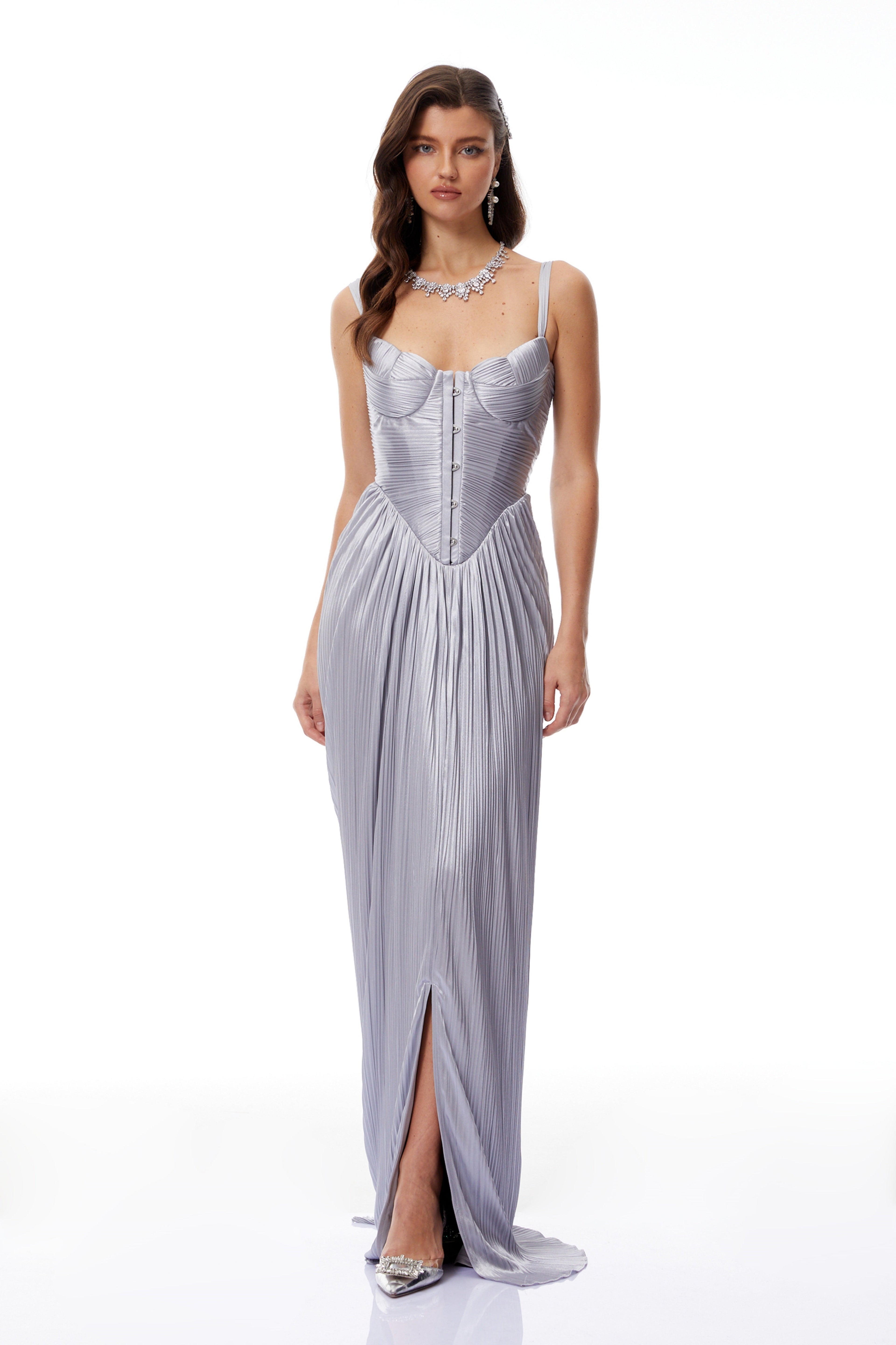 Vestido largo de novia Nicoletta en color plateado brillante, corsé plisado y diseño maxi elegante en la imagen.