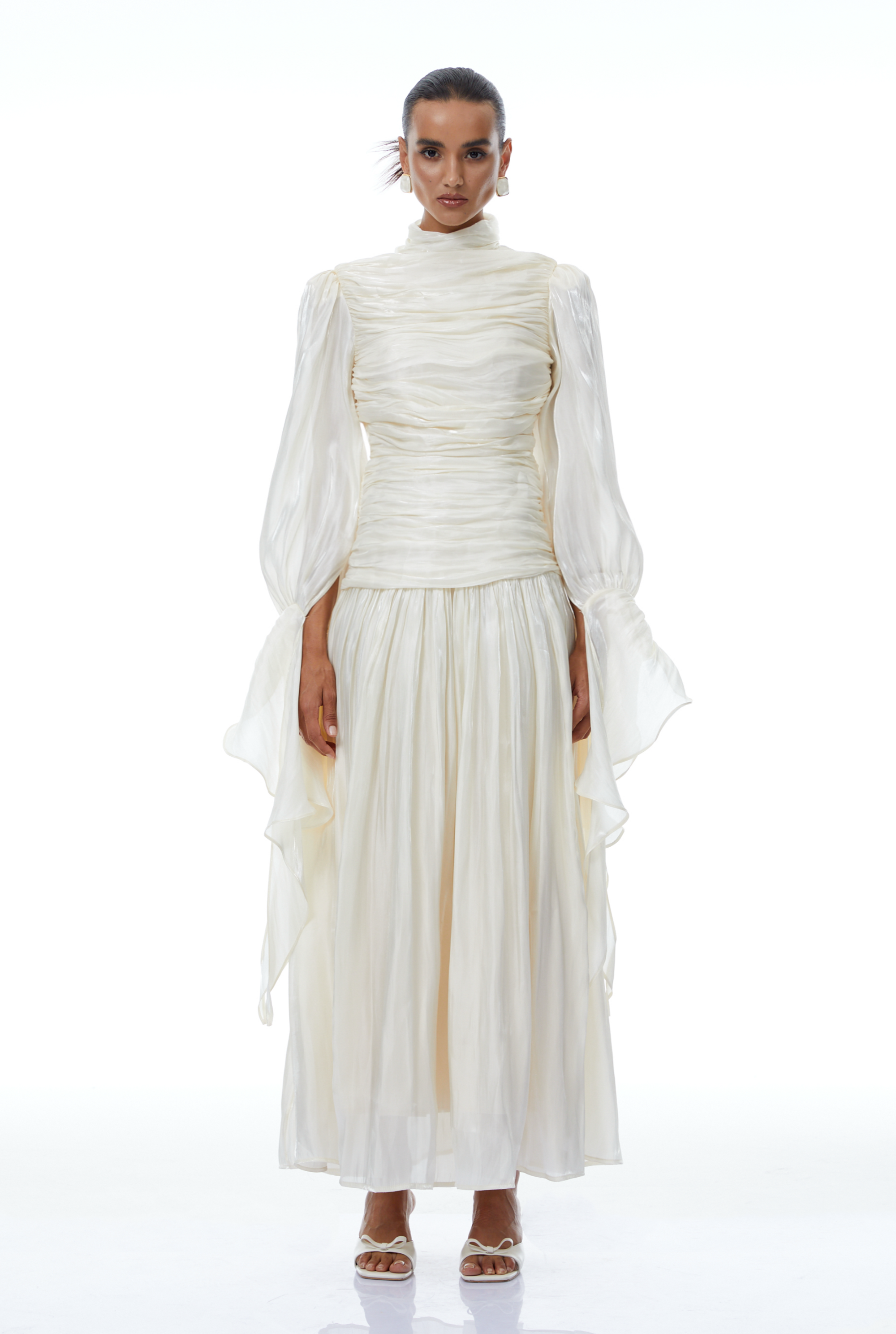 Vestido maxi neutral con acabado brillante y fruncido de la marca Final Sale, estilo elegante y moderno para ocasiones especiales.