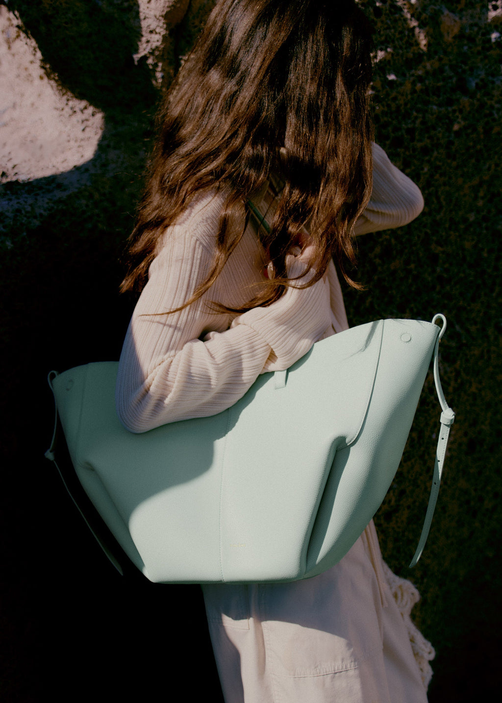 Bolso Polène Cyme en espuma piel granulada, con diseño elegante y textura texturizada en color neutro.