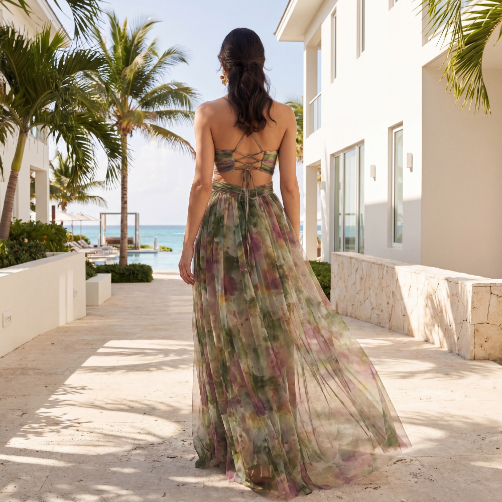 Vestido largo maxi día Dayana de SLIPPO® para invitada de boda con escote cruzado y diseño elegante en color claro.