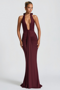Vestido maxi halter con drapeado y diseño ajustado, en color liso, de la marca Final Sale, para eventos elegantes.