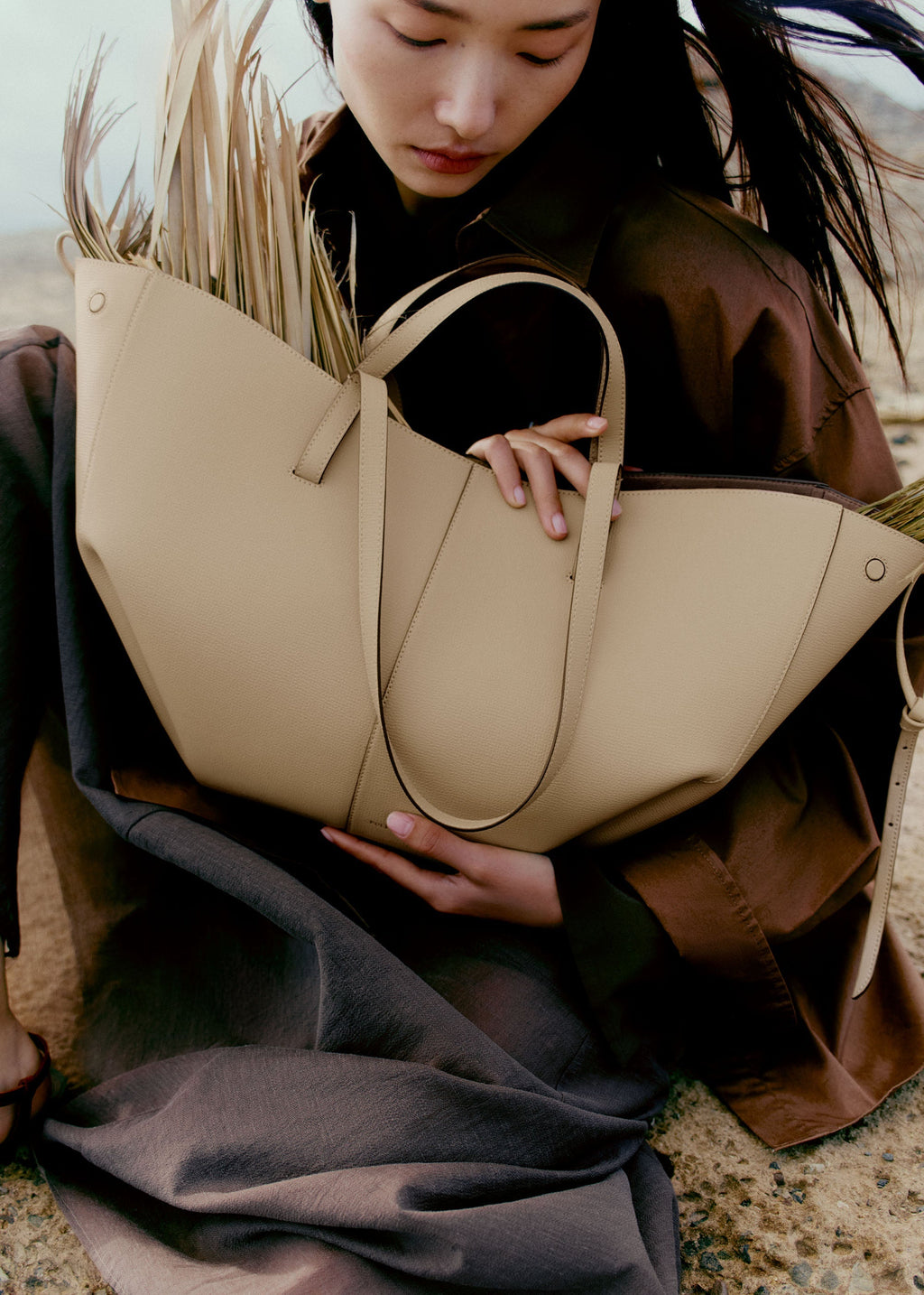 Bolso polene Arena Piel Granulada, bolso de mano de cuero texturizado en color neutro con asa ajustable y cierre metálico.