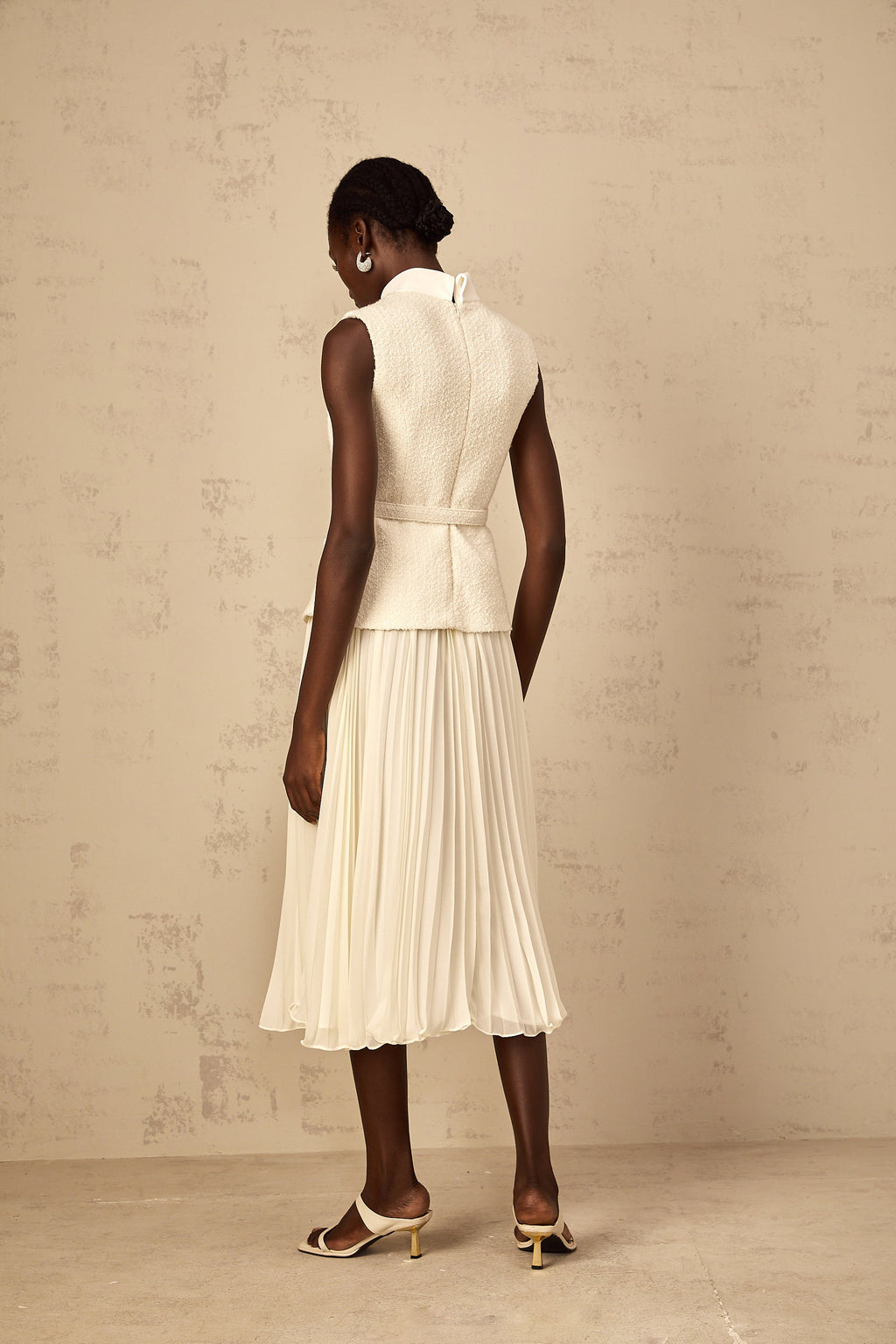 Vestido midi de tweed con panel de tul en color blanco roto de Final Sale, elegante y de estilo sofisticado.