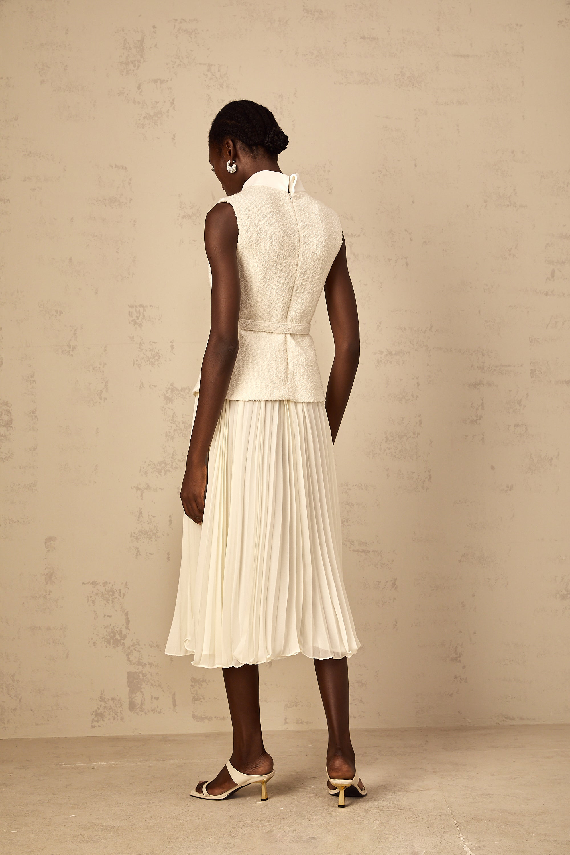 Vestido midi de tweed con panel de tul en color blanco roto de Final Sale, elegante y de estilo sofisticado.