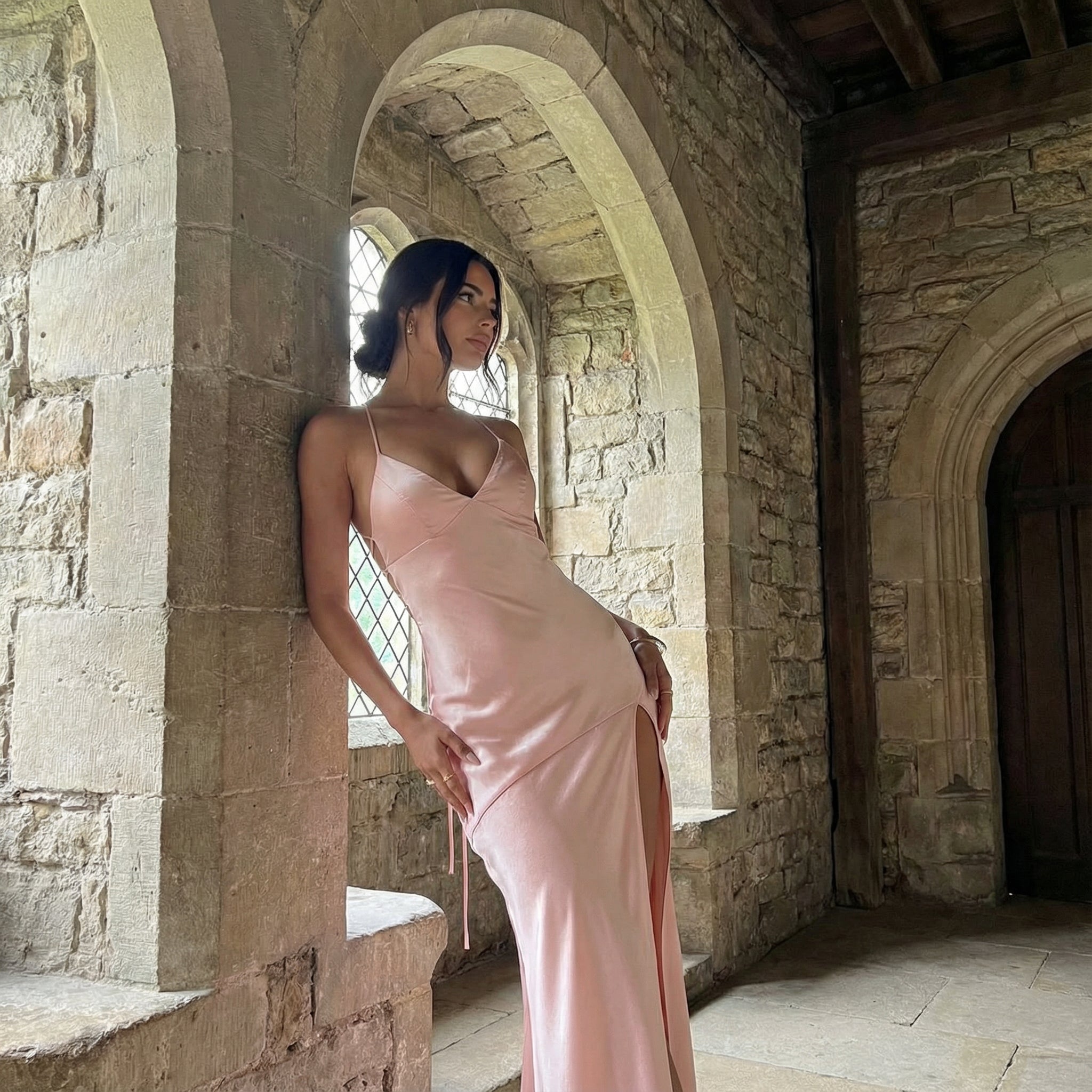 Vestido largo satin Aphrodite de SLIPPO® en color suave, con diseño elegante y detalles brillantes.