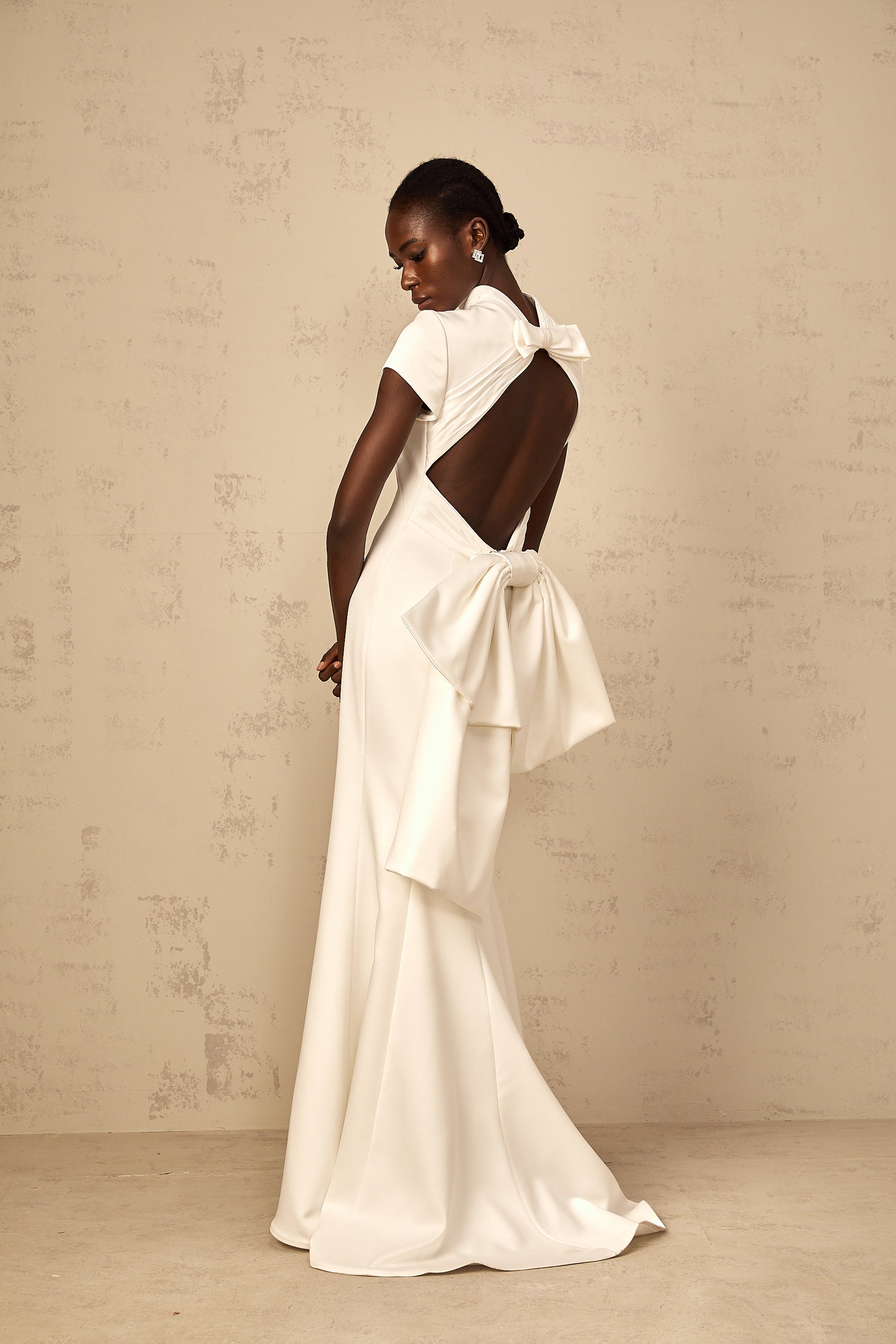 Vestido maxi sirena blanco Camille con lazo llamativo y estilo de sirena, diseñado por Final Sale, en una imagen con fondo neutro.