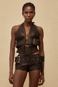 Conjunto de top y pantalones cortos negros ajustados con cinturón de la marca Final Sale, en imagen de producto.