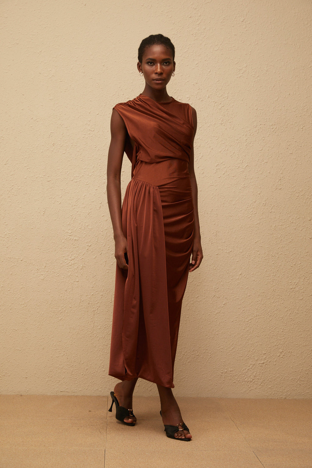 Vestido largo asimétrico Reine Brown con fruncido, estilo maxi, diseñado por Final Sale.