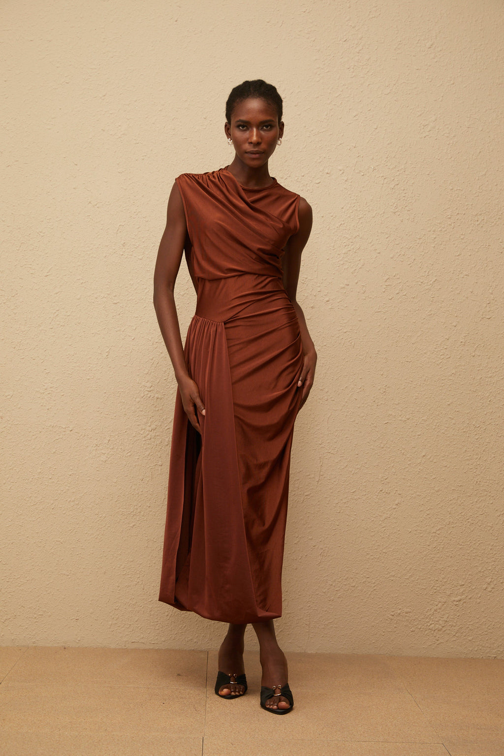 Vestido largo asimétrico Reine Brown con ruched, diseñado por Final Sale, mostrando la falda drapeada y detalles en la parte superior.