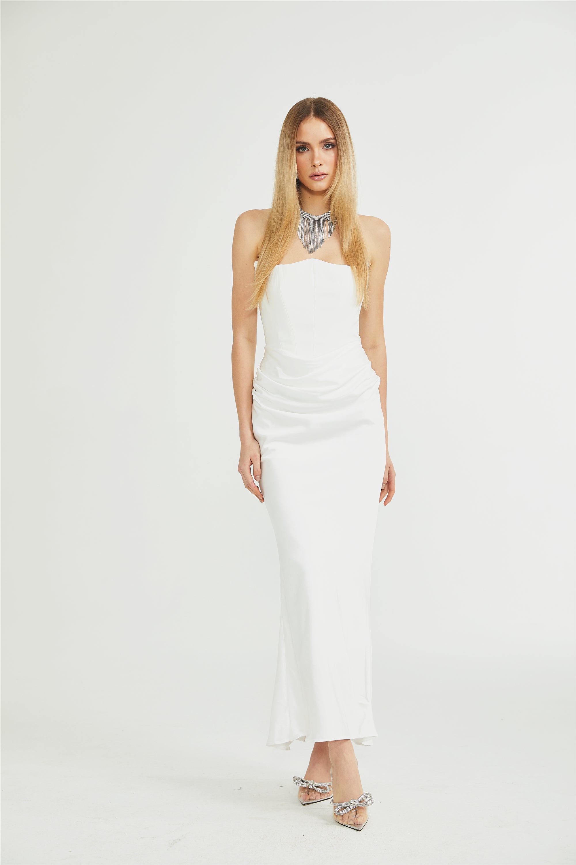 Vestido maxi de hombro descubierto Aurore de la marca Final Sale, en color claro y estilo elegante para ocasiones especiales.