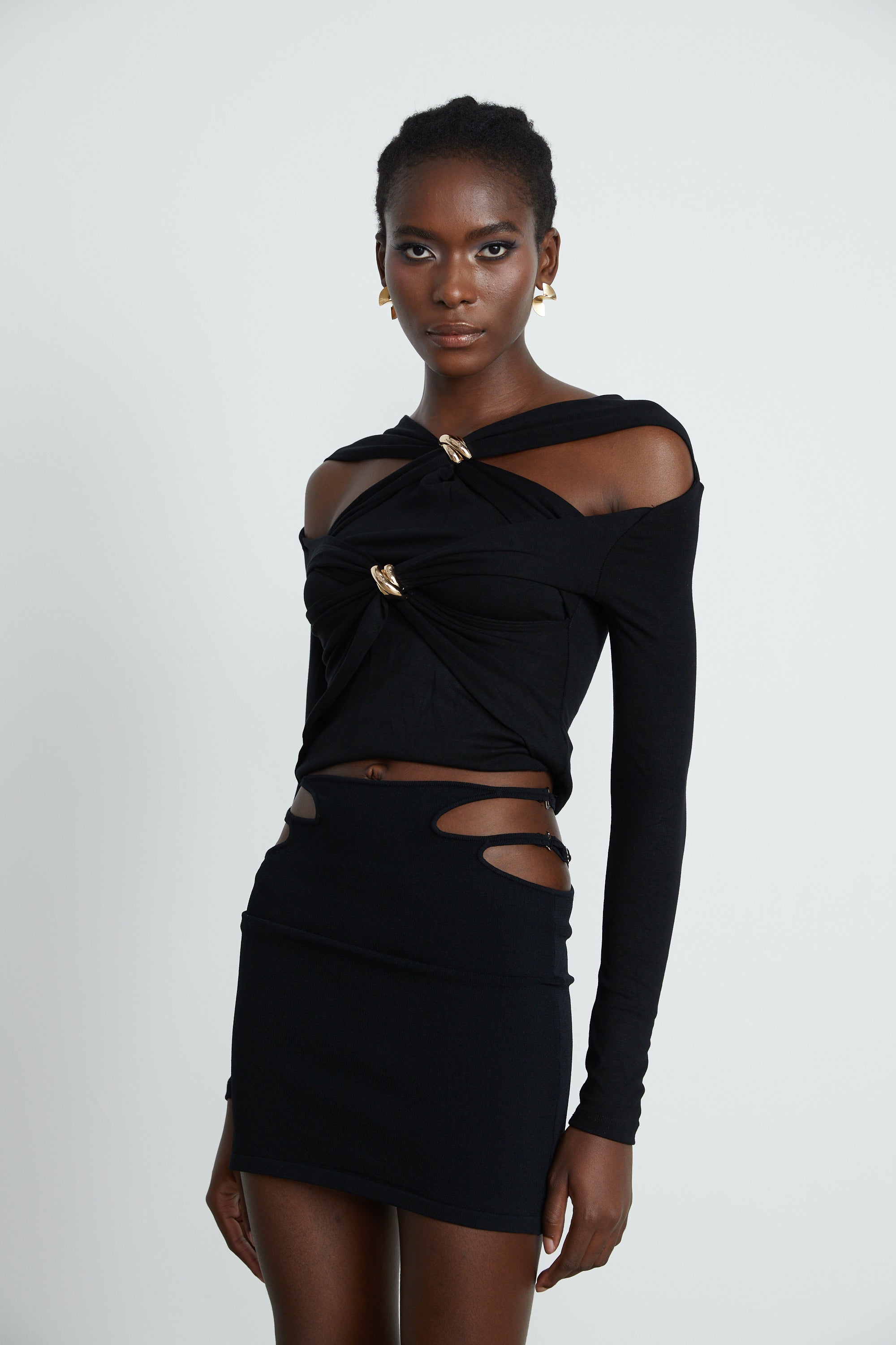 Top de corte con efecto fruncido y recortes, estilo Clarabelle, de la marca Final Sale, en color neutro.