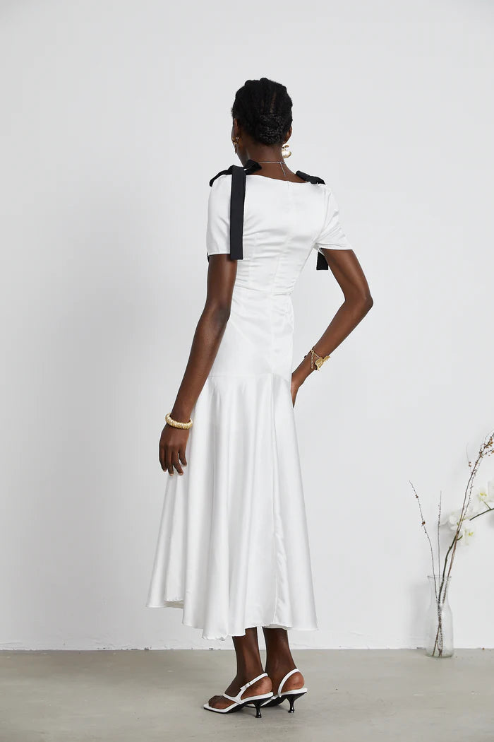 Vestido largo IVORY Cyrielle con mangas abullonadas y lazo en la cintura, diseño elegante y femenino.