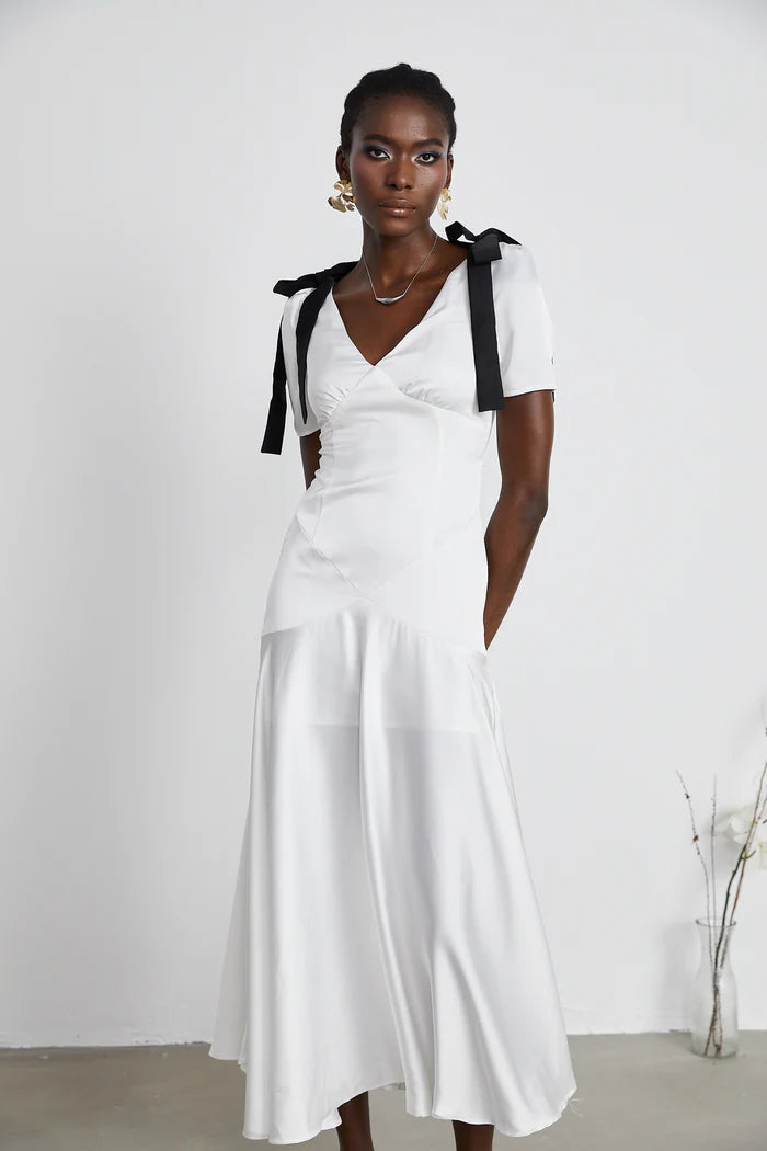 Vestido largo IVORY Cyrielle con mangas abullonadas y lazo en la cintura, estilo elegante y femenino.