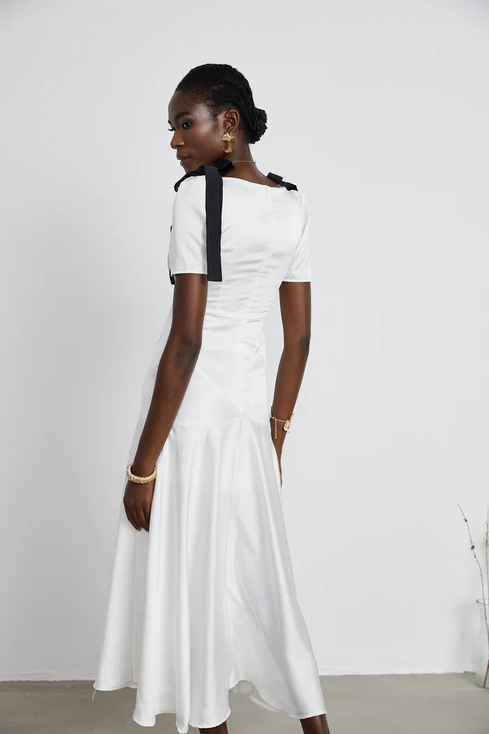 Vestido largo IVORY Cyrielle con mangas abullonadas y lazo en la cintura, diseño elegante y femenino.
