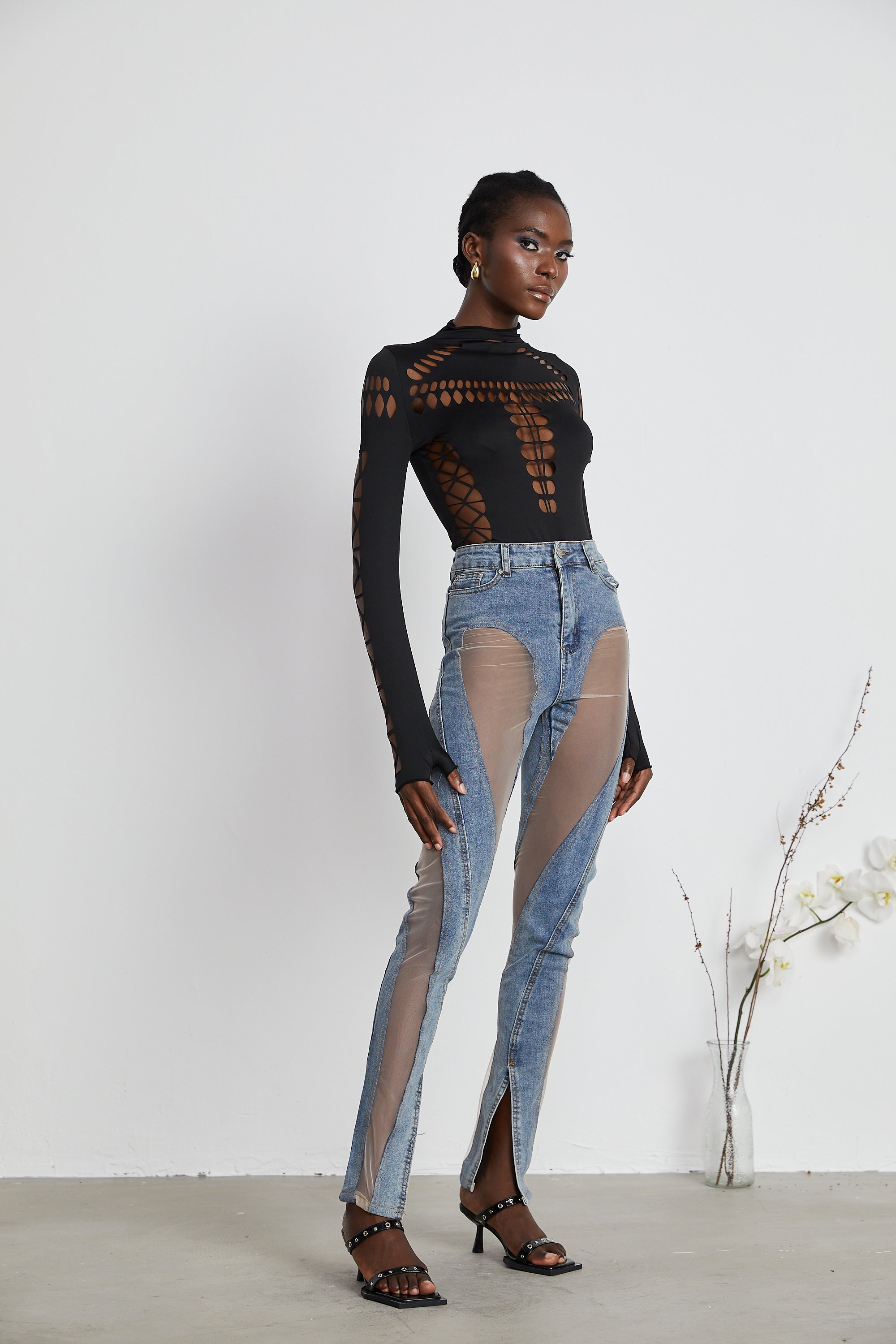 Jeans de mezclilla con paneles transparentes Aélis, estilo ajustado y de color clásico, para un look moderno y atrevido.