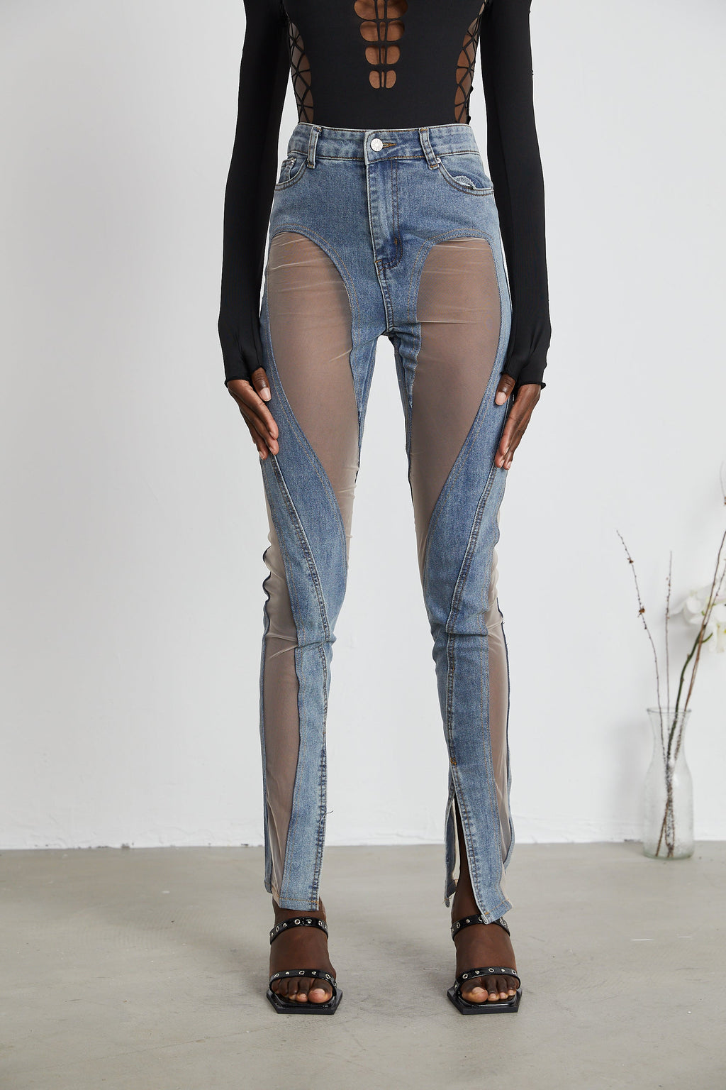 Jeans de paneles transparentes Aélis marca Final Sale, ajuste ajustado y estilo moderno en color azul claro.