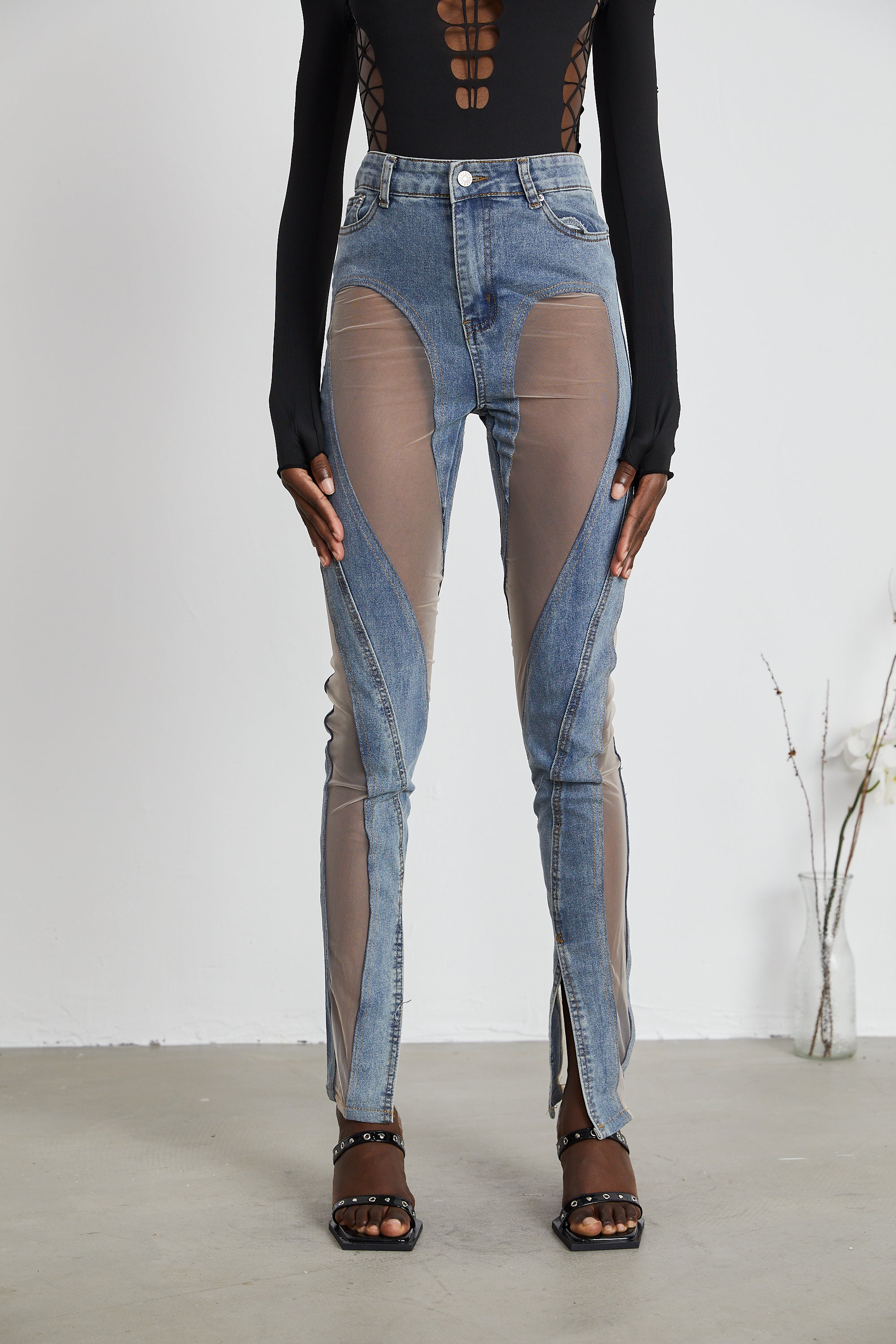 Jeans de paneles transparentes Aélis marca Final Sale, ajuste ajustado y estilo moderno en color azul claro.