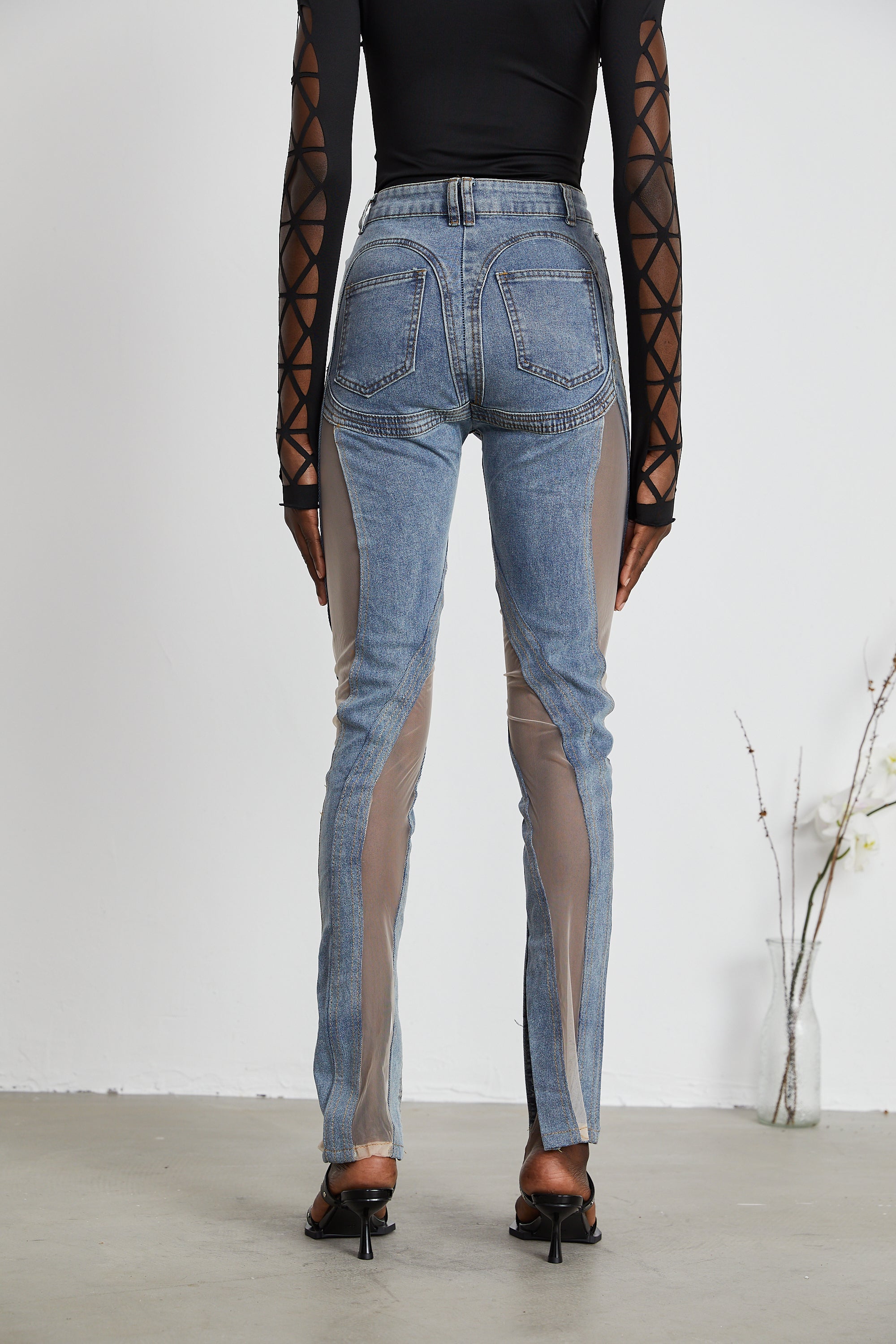 Jeans de paneles transparentes Aélis de marca Final Sale, estilo ajustado y moderno, en color azul claro.