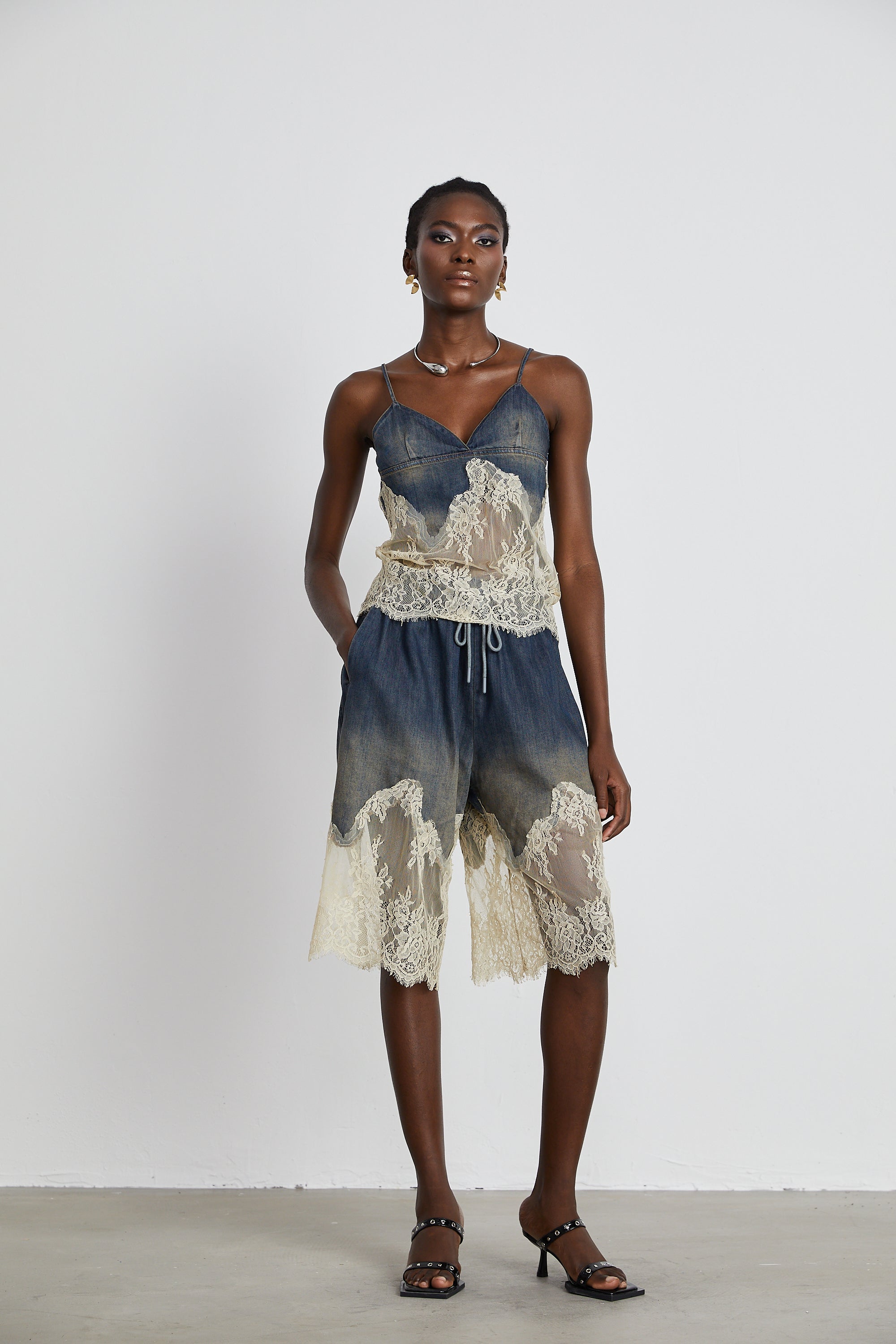 Conjunto de mezclilla Sylvie con detalles de encaje, top y shorts a juego, en estilo casual y moderno.