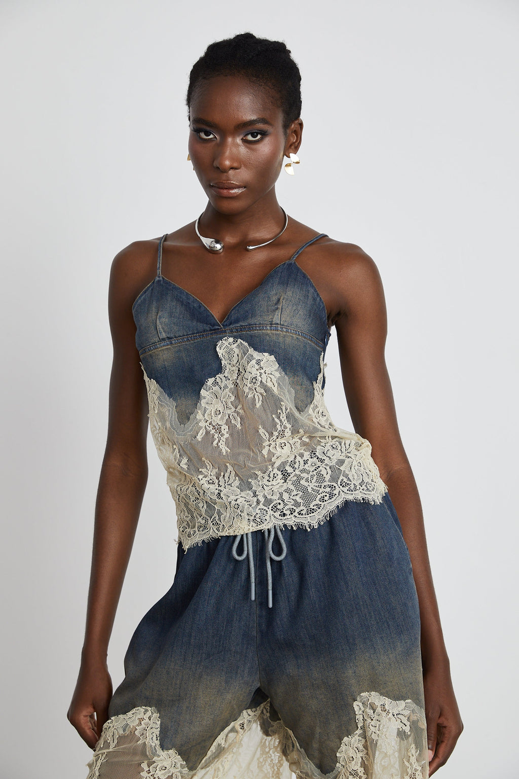 Conjunto de mezclilla Sylvie con detalles de encaje, incluye blusa y pantalones cortos a juego, estilo casual y femenino.